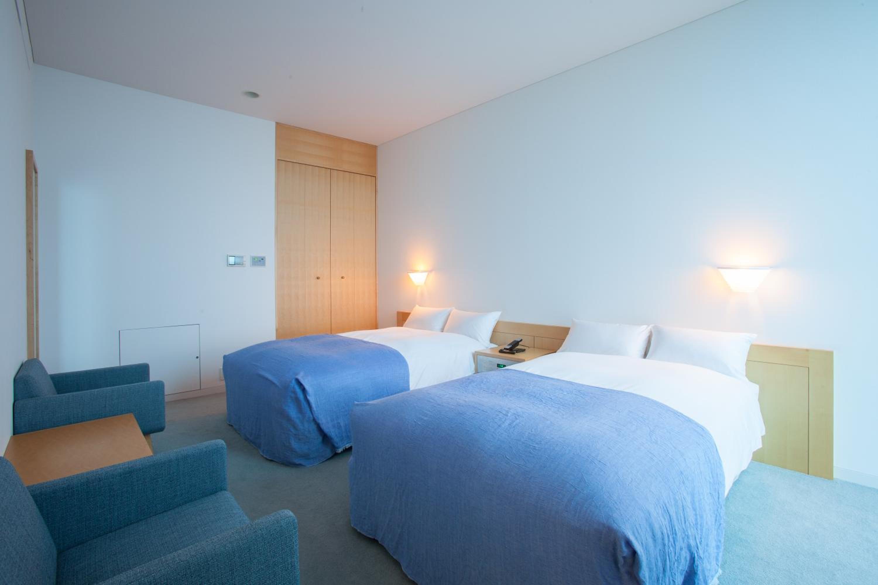 Two-Bedroom Suite with Extra Bed and Ocean View photo 3