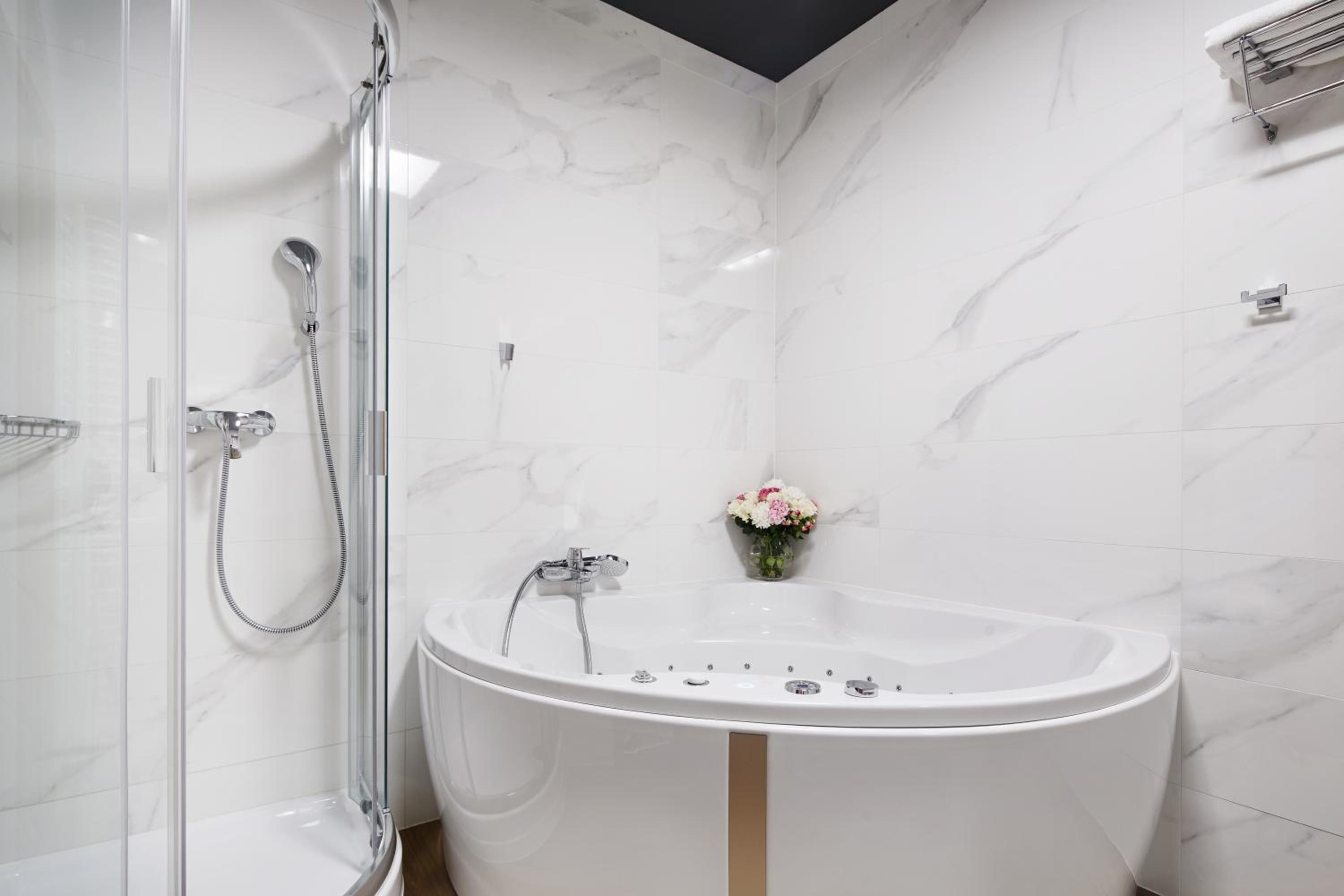 Superior Room with Hot Tub - Photo 4