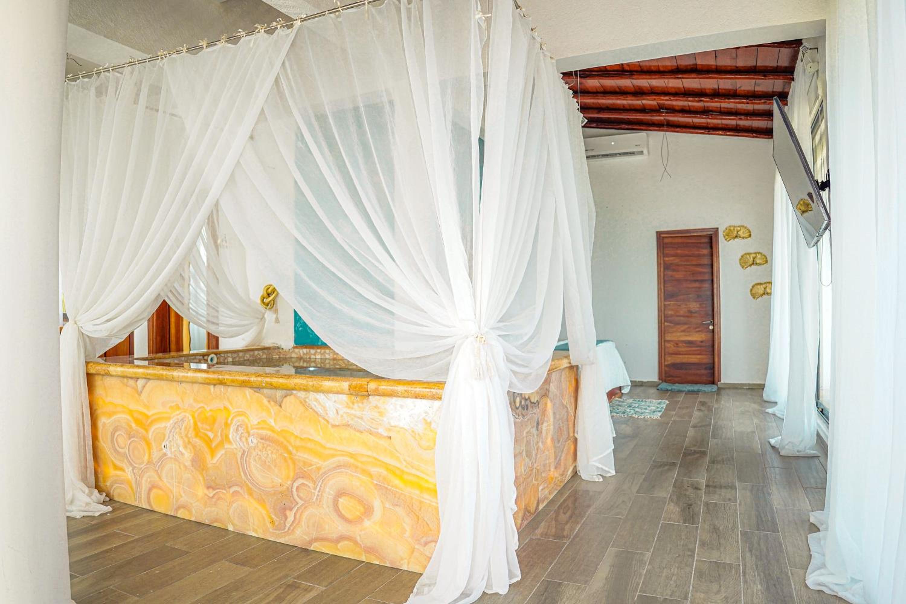 Deluxe Suite with Sea View photo 3