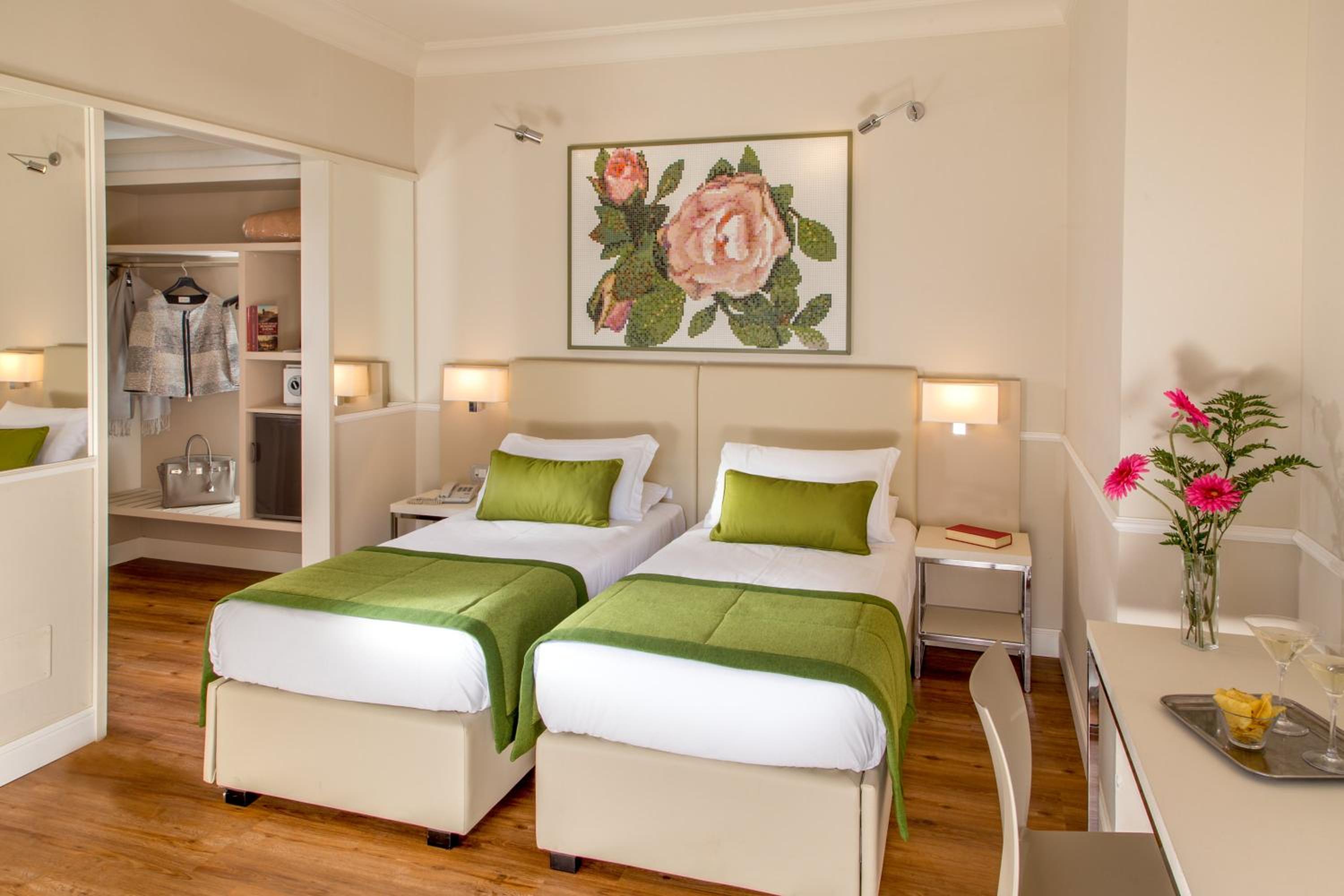 Twin Room thumbnail 5