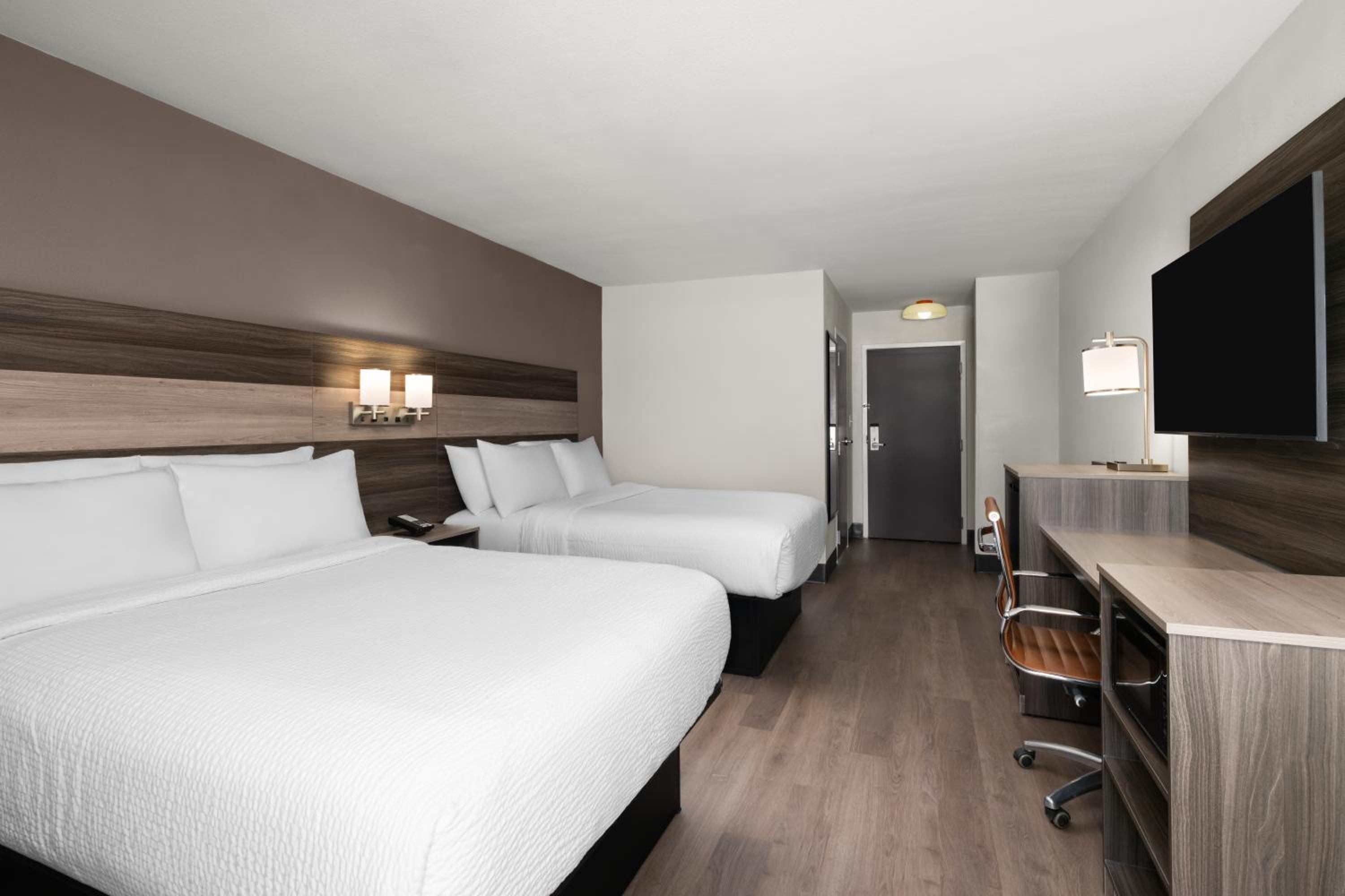 Standard Queen Room with Two Queen Beds - Photo 4