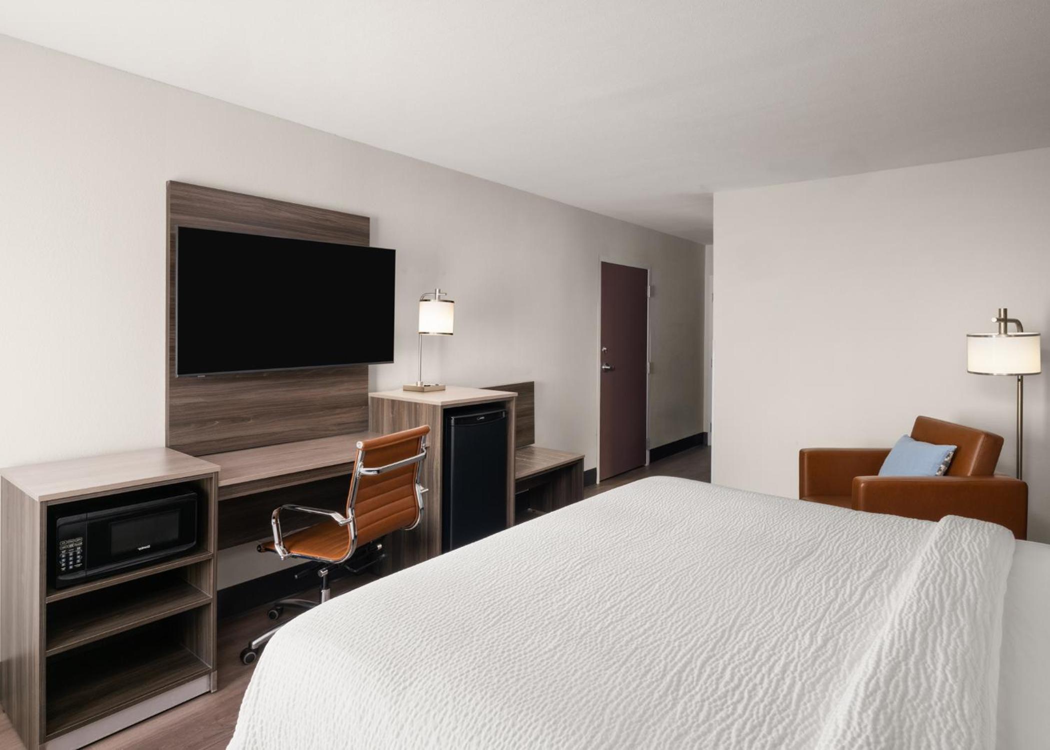 Standard King Room with Mobility Accessible Tub - Photo 2