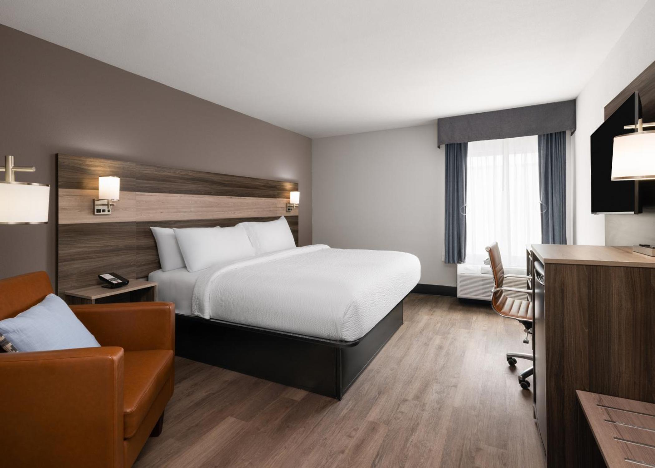 Standard King Room with Mobility Accessible Tub - Photo 1