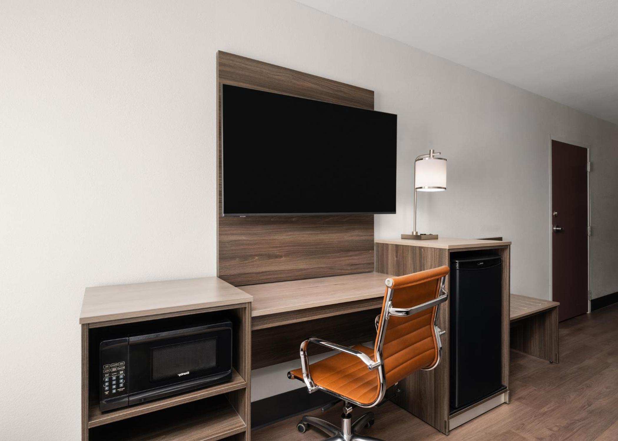 Standard King Room with Mobility Accessible Tub - Photo 3