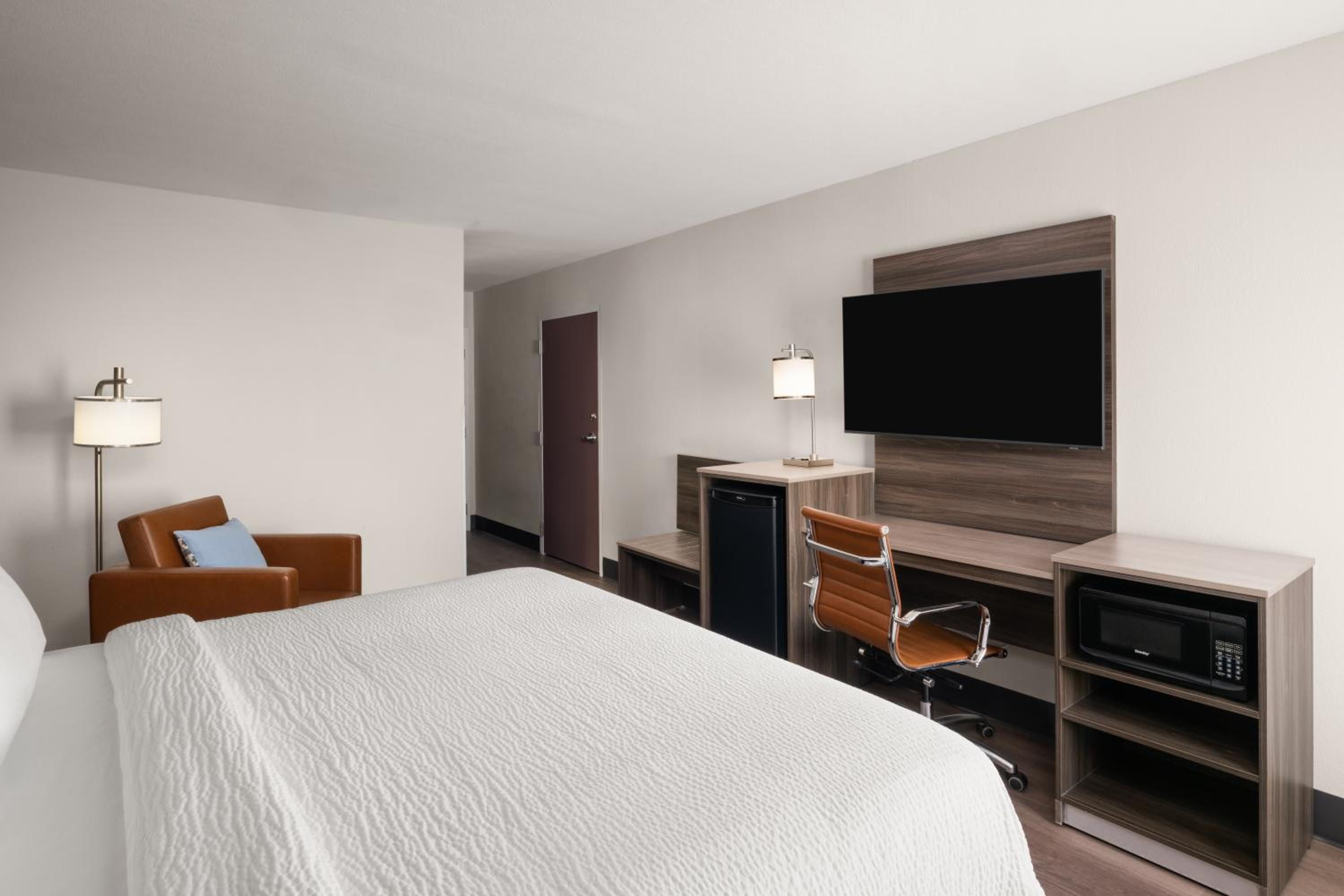 Standard King Room with Mobility Accessible Roll-In Shower - Photo 3