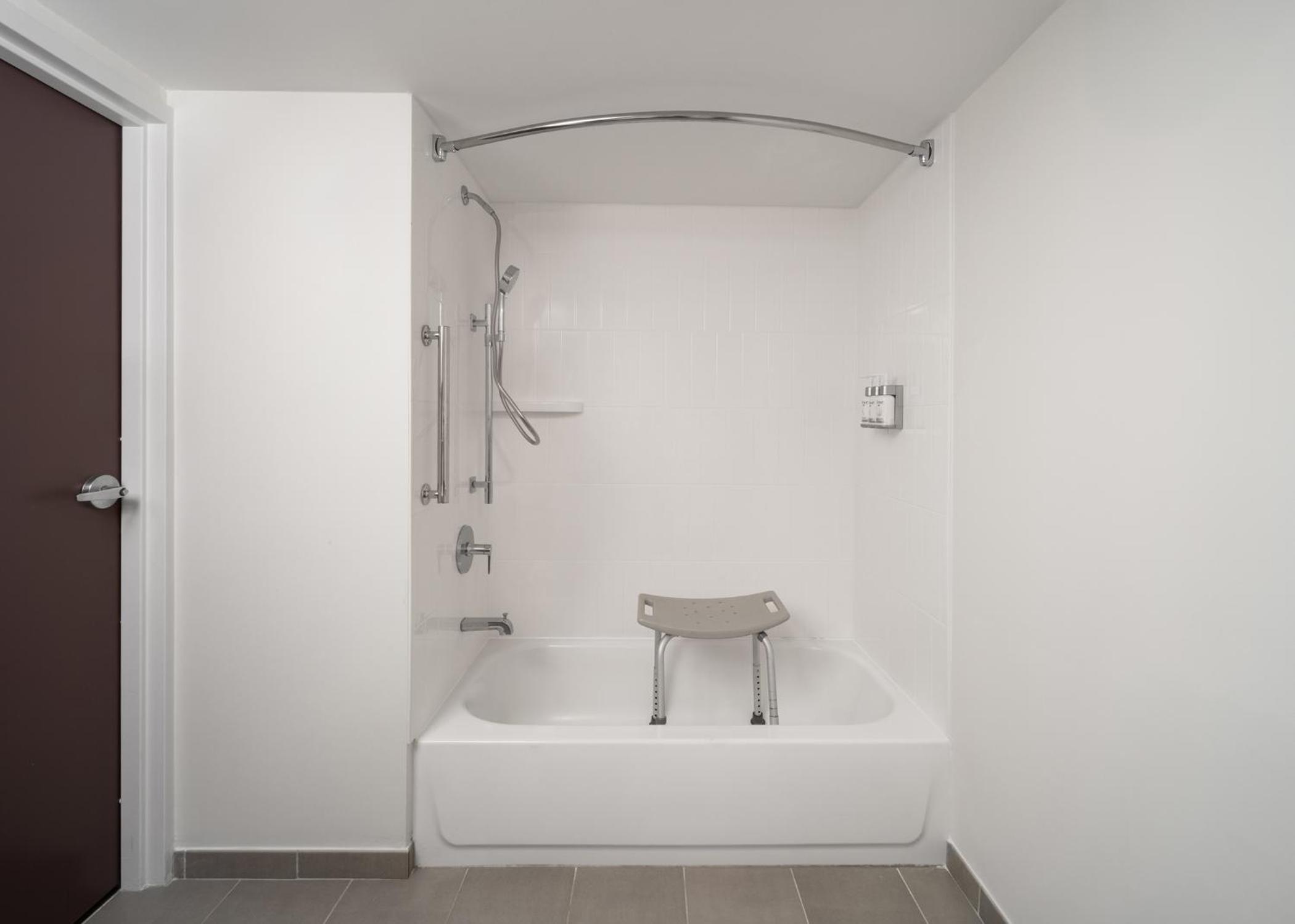 Standard King Room with Mobility Accessible Tub - Photo 4