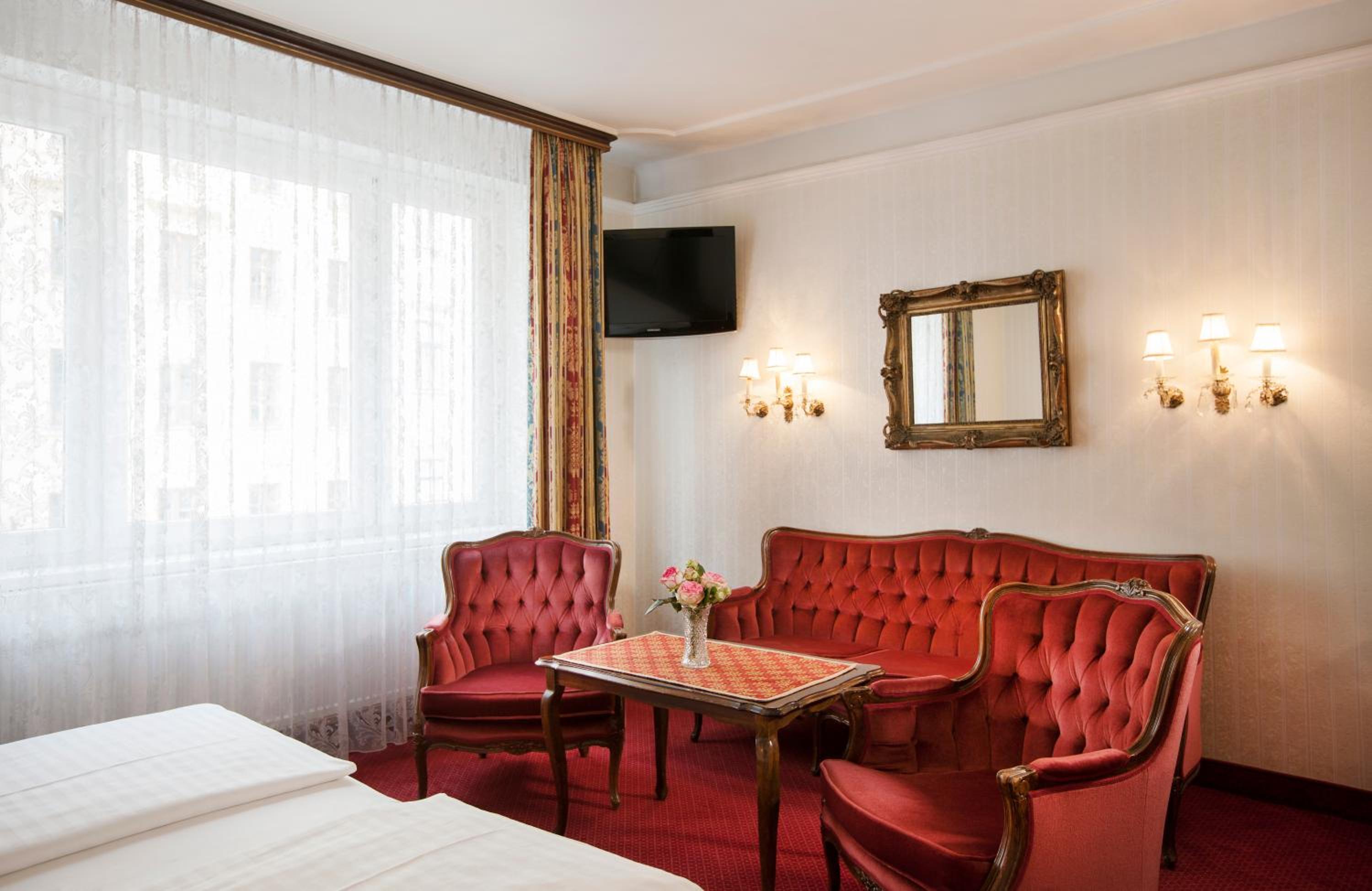 Superior Double Room thumbnail 5