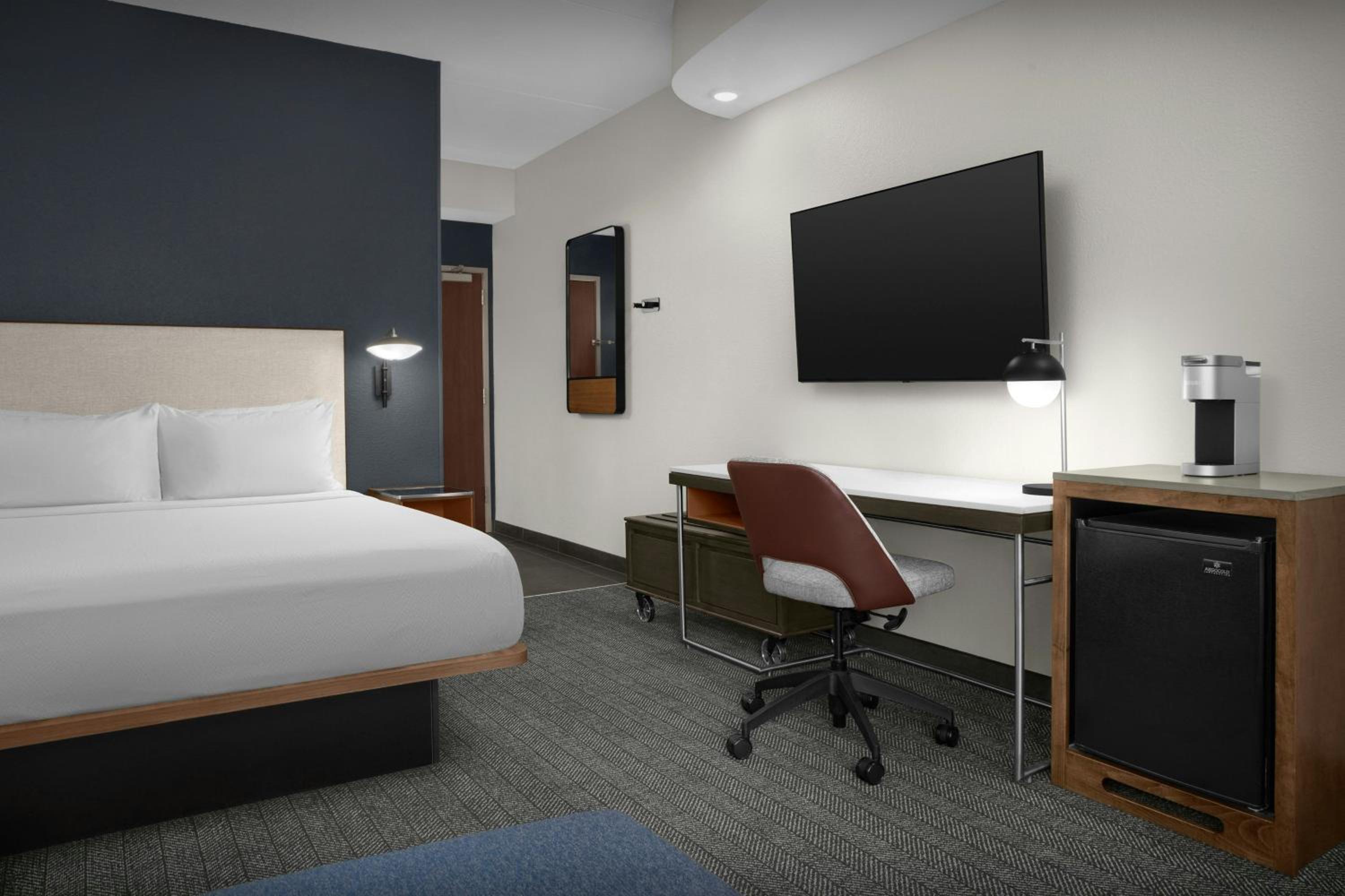 King Room with Sofa Bed and Adapted Tub - Mobility Accessible photo 1