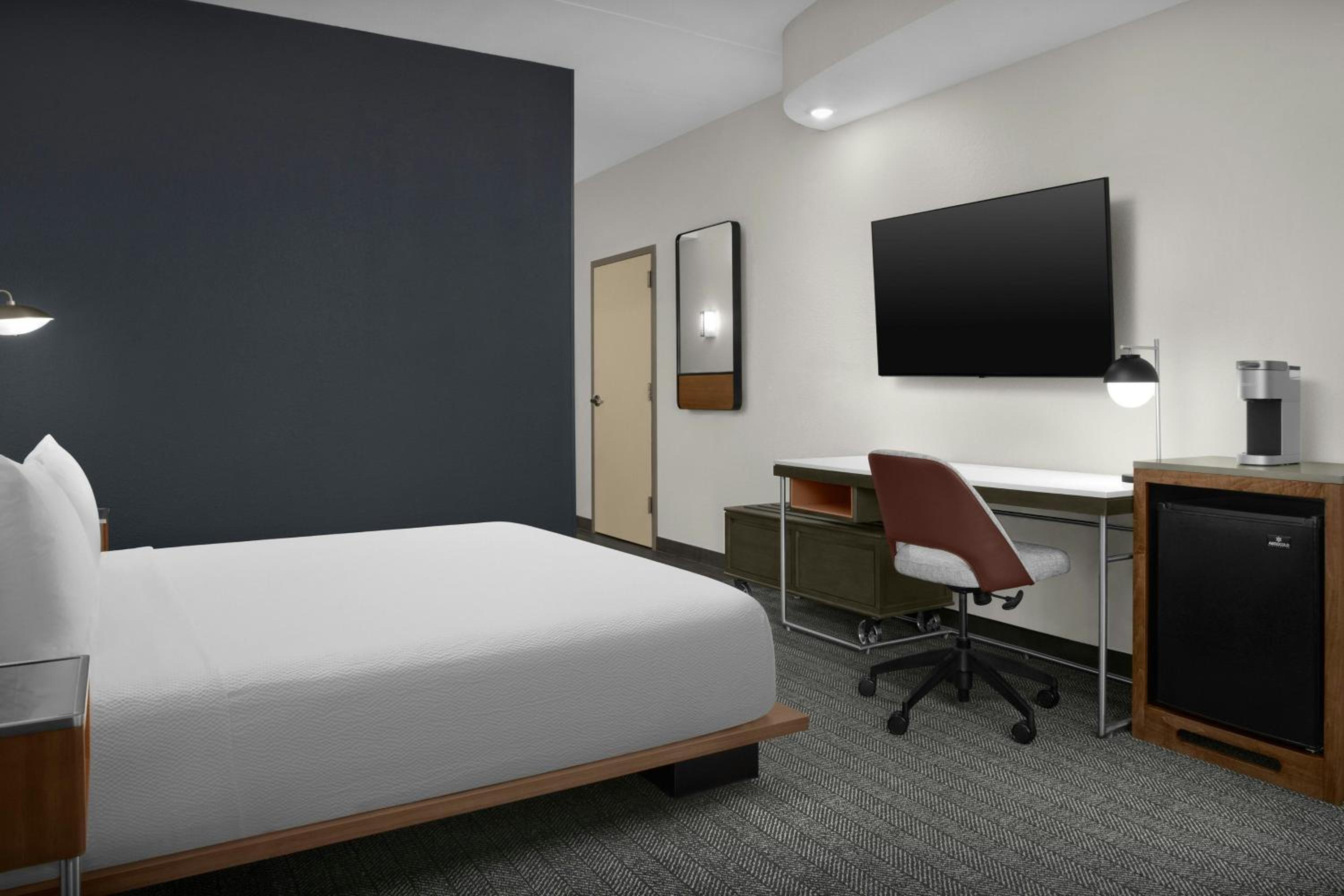 King Room with Sofa Bed and Adapted Tub - Mobility Accessible photo 2