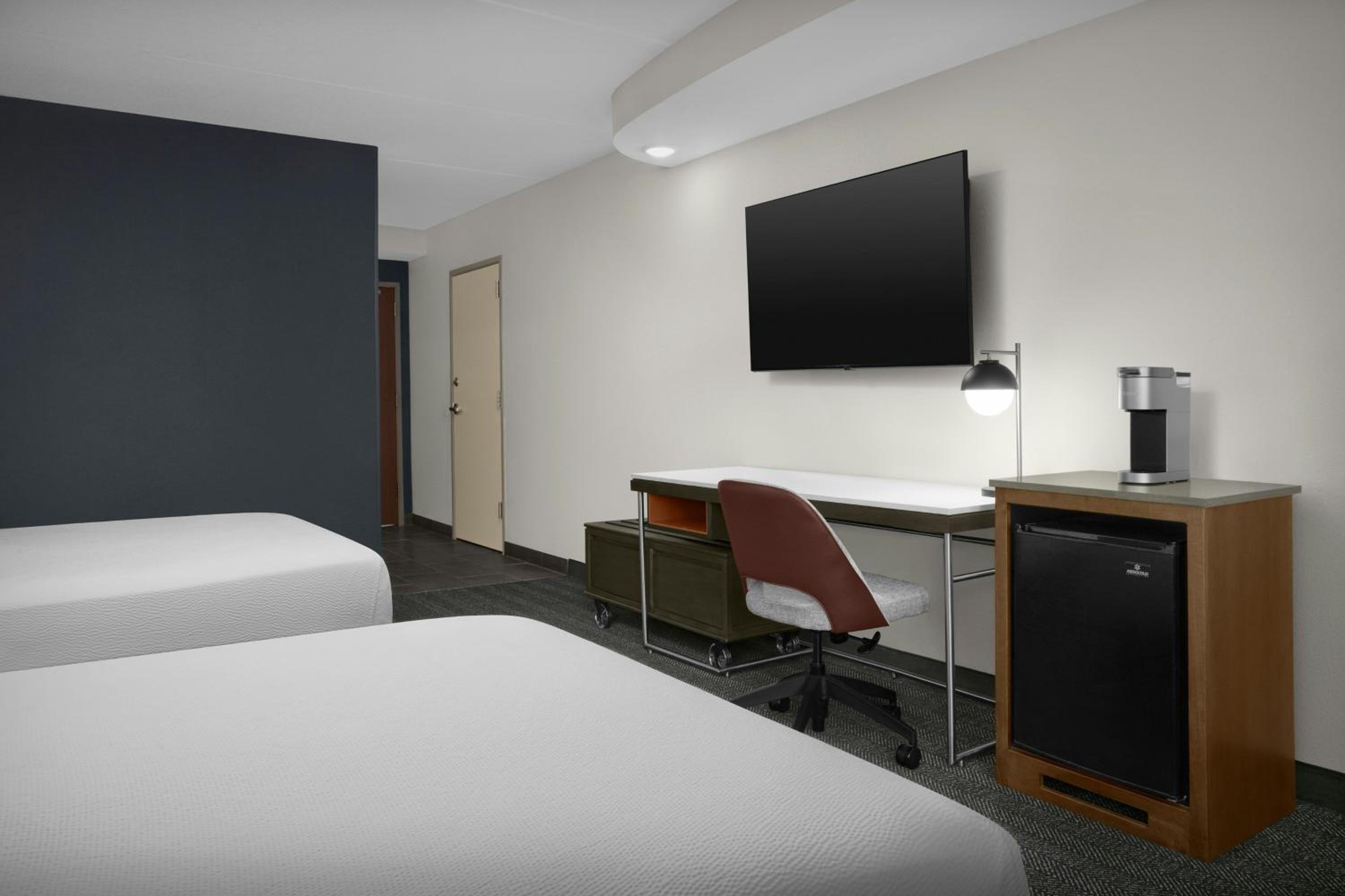 Queen Room with Two Queen Beds and Roll-in Shower - Mobility Accessible - Photo 7