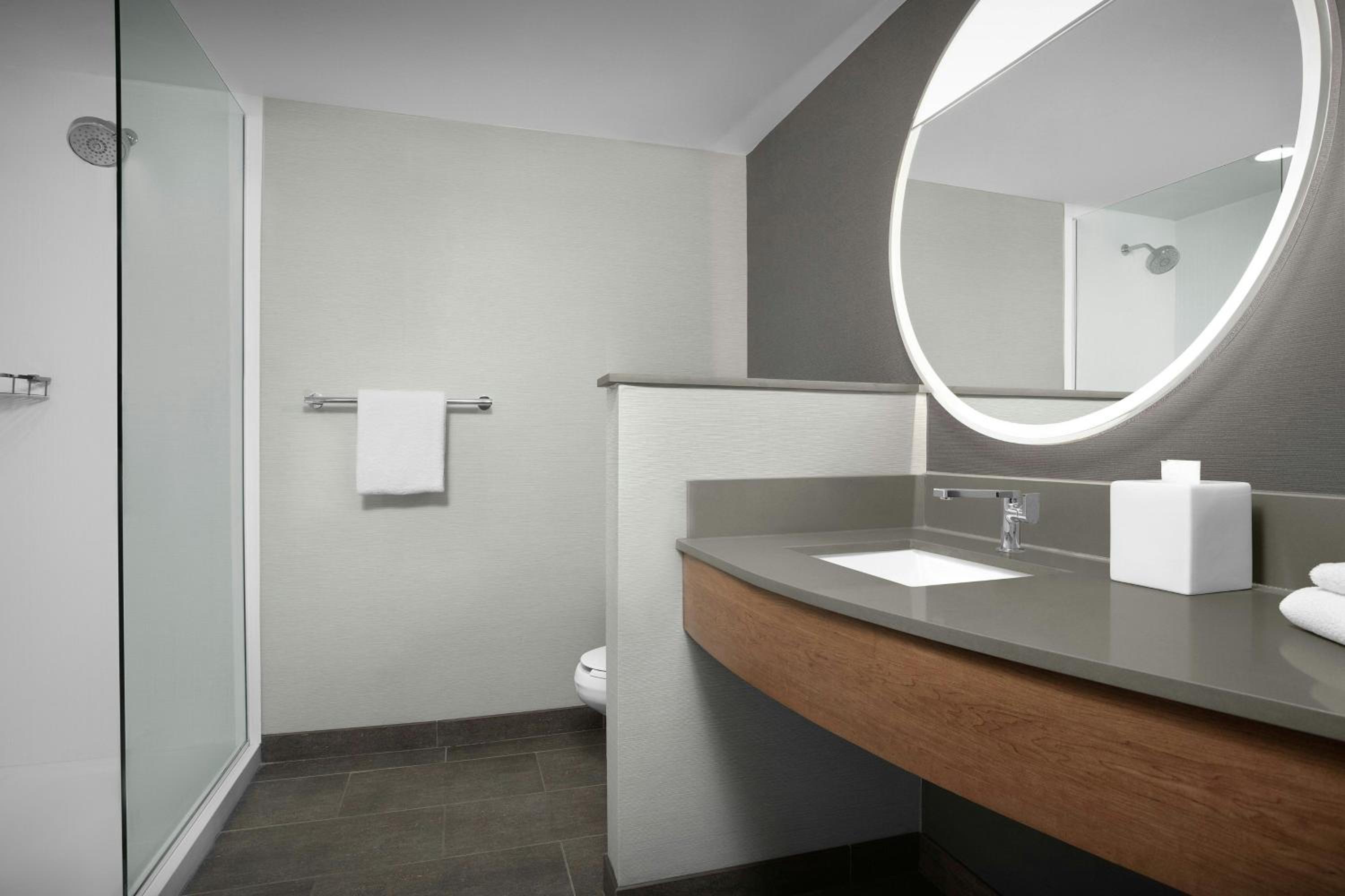 Queen Room with Two Queen Beds and Roll-in Shower - Mobility Accessible - Photo 9