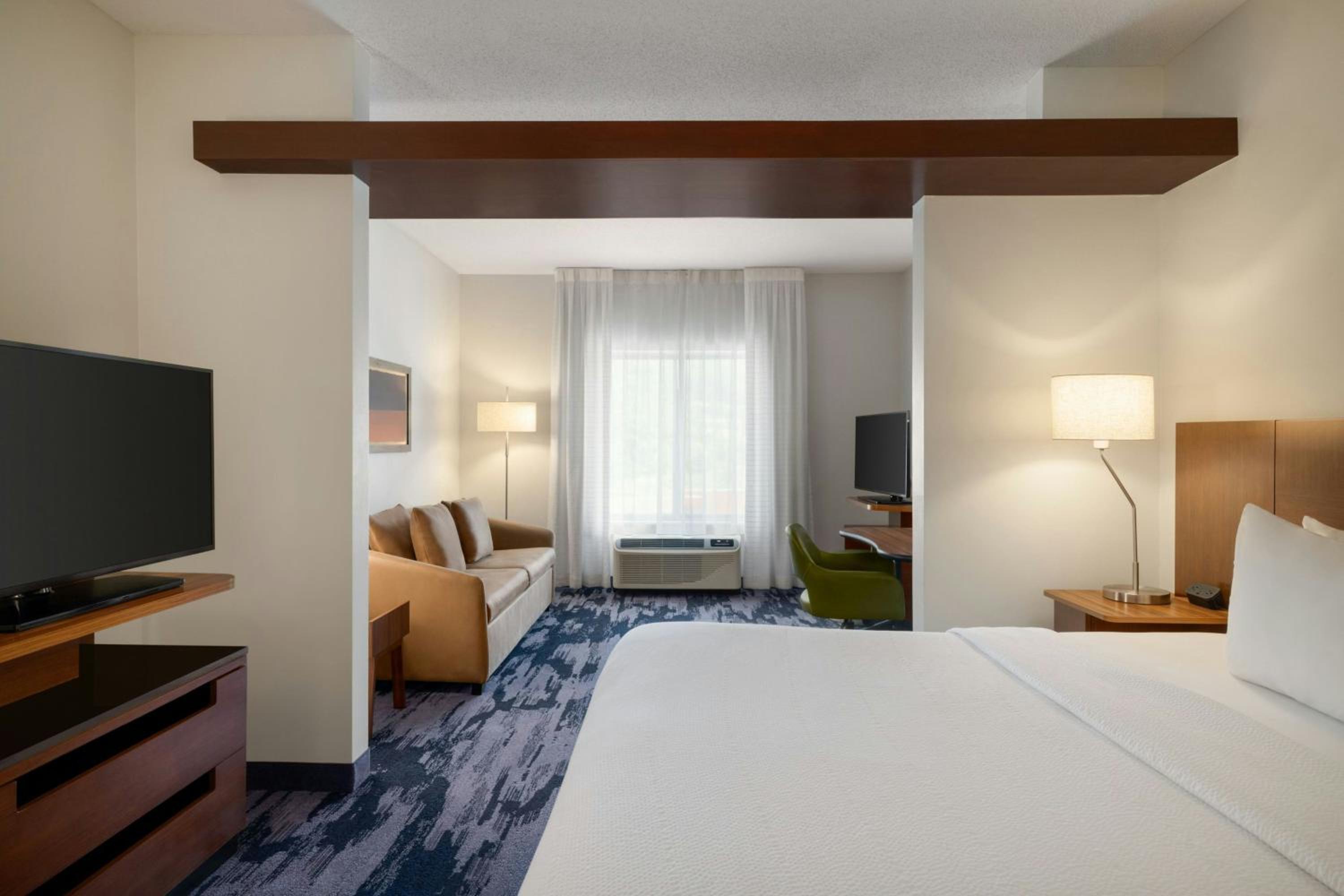 Studio King Room with Non-Private Sofa Bed and Transfer Shower - Mobility/Hearing Accessible photo 2