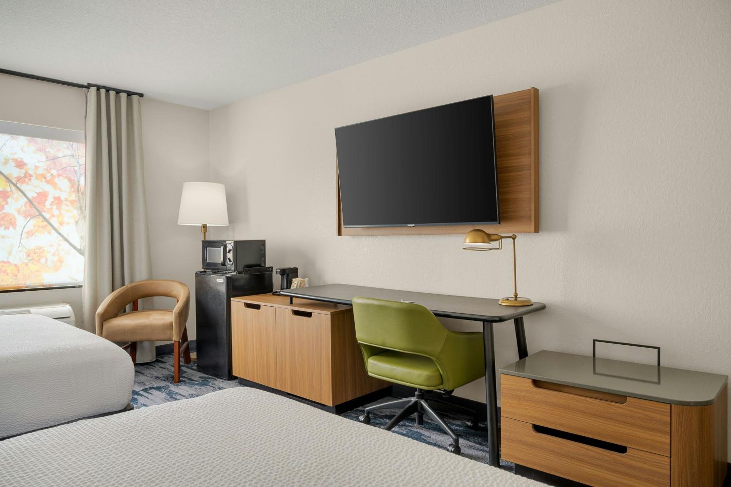 Queen Room with Two Queen Beds - Photo 2