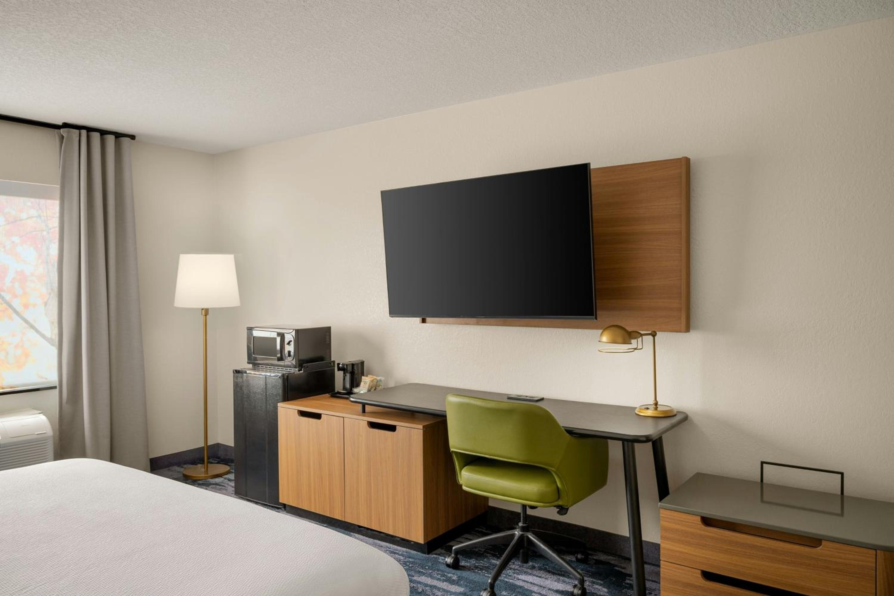 King Room with Roll-in Shower - Mobility and Hearing Accessible - Photo 2