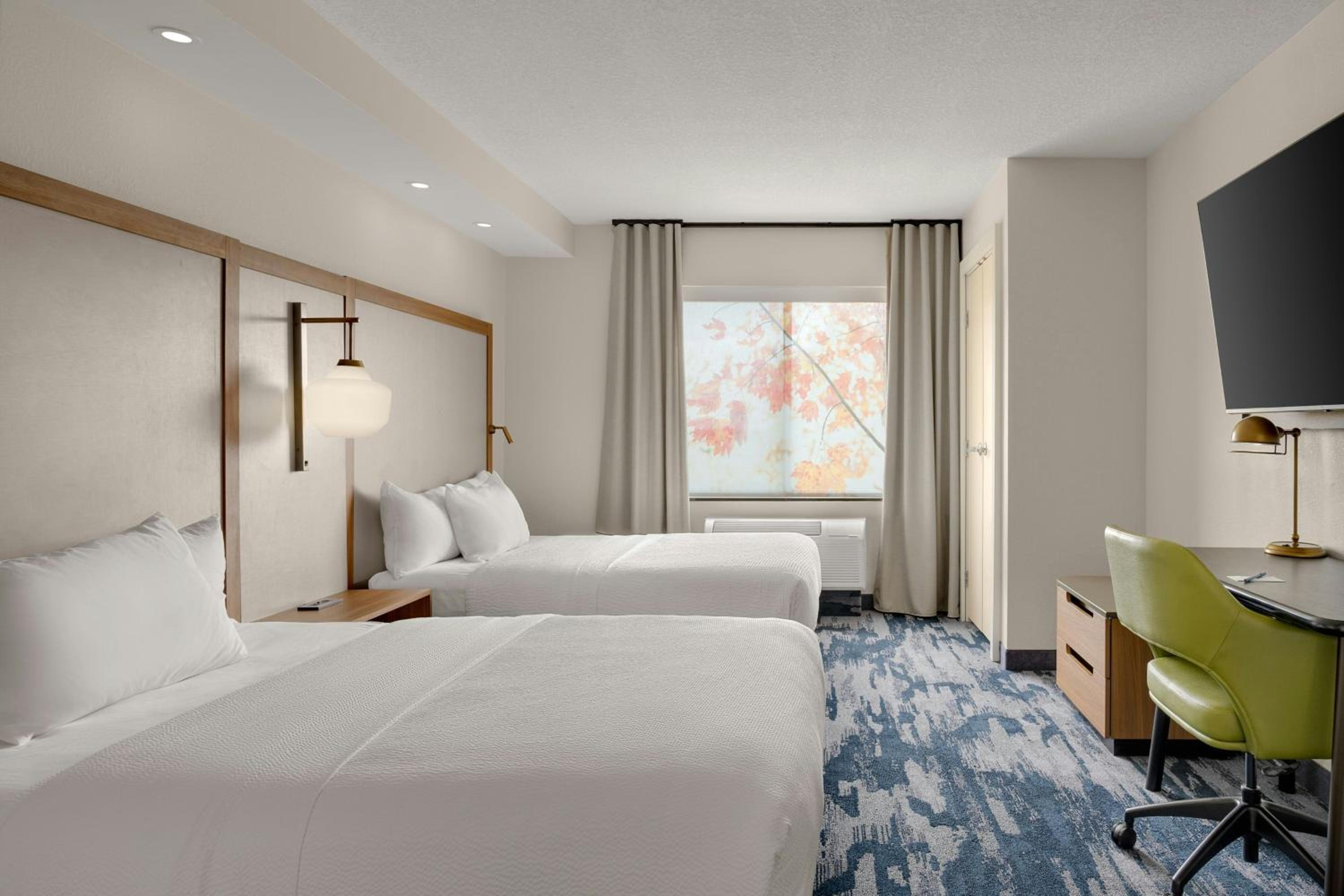 Queen Suite with Two Queen Beds and Sofa Bed - Photo 3