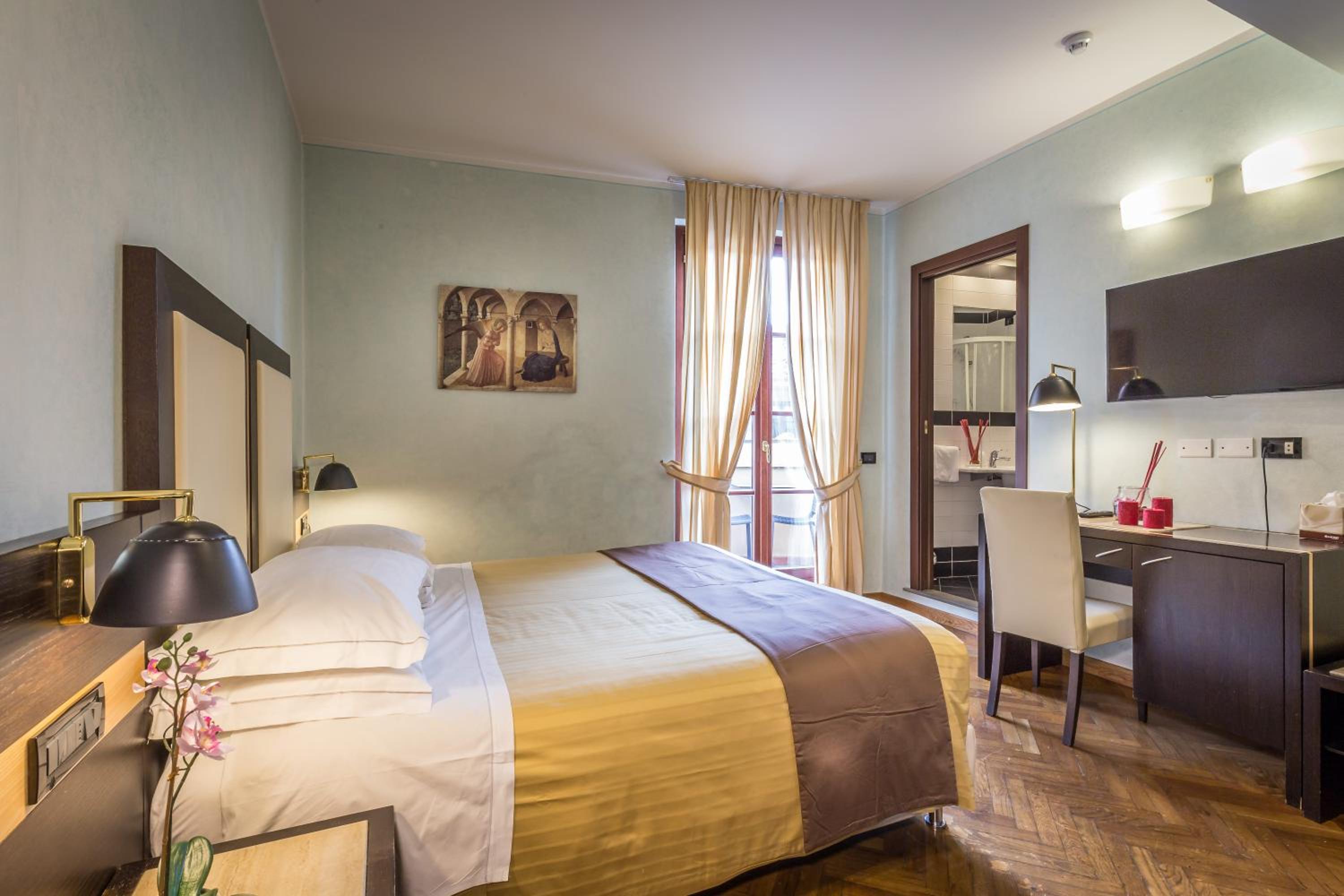 Classic Double Room with Balcony and Partial View photo 1