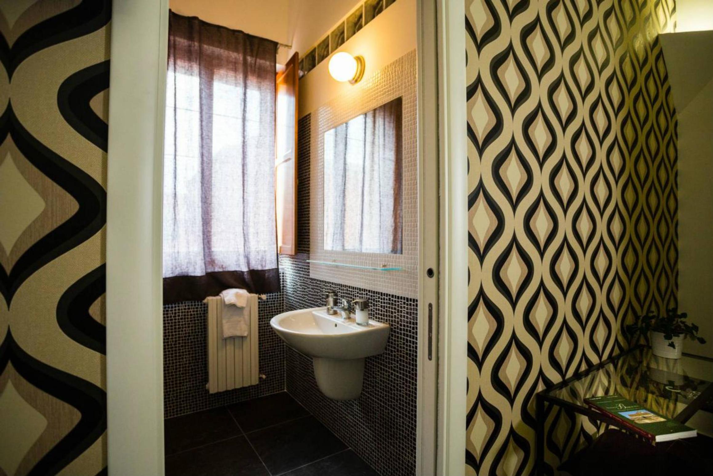 Double Room with Balcony (2 Adults + 1 Child) - Photo 2