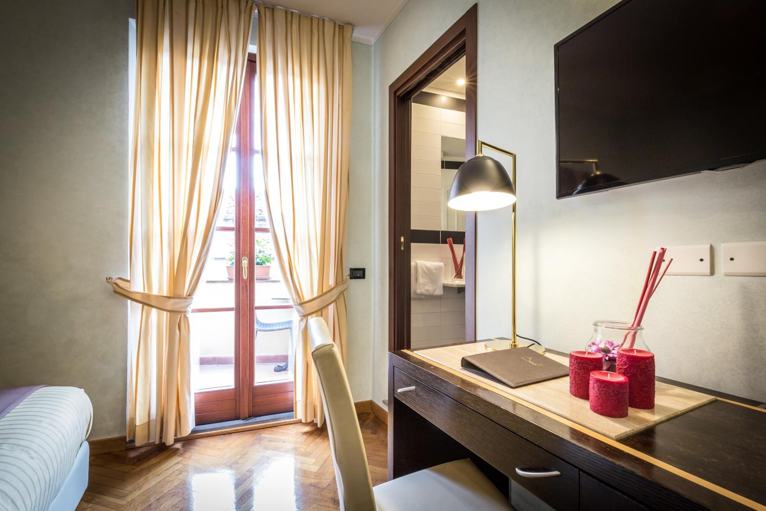 Classic Double Room with Balcony and Partial View photo 3