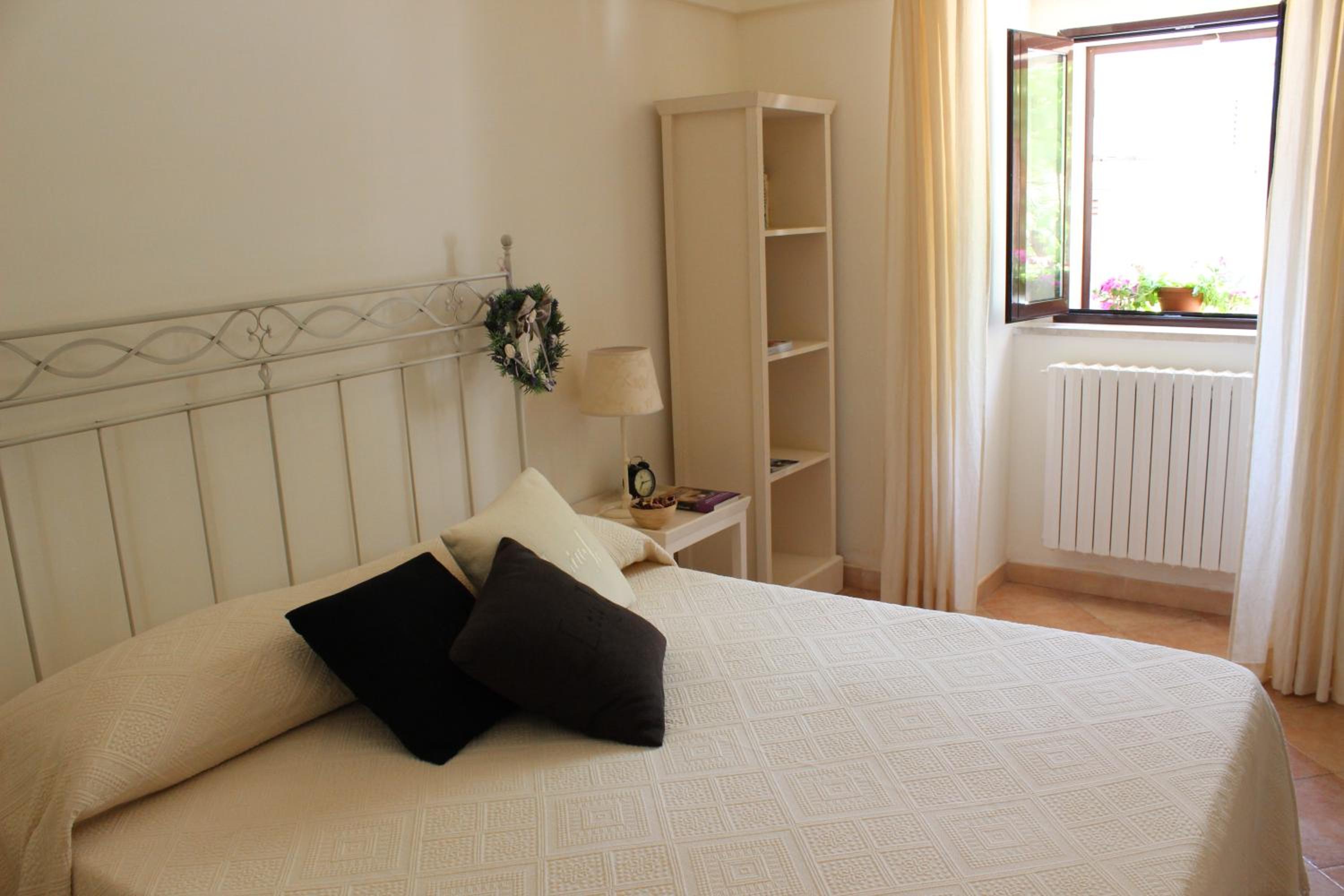 Two-Bedroom House - Photo 17