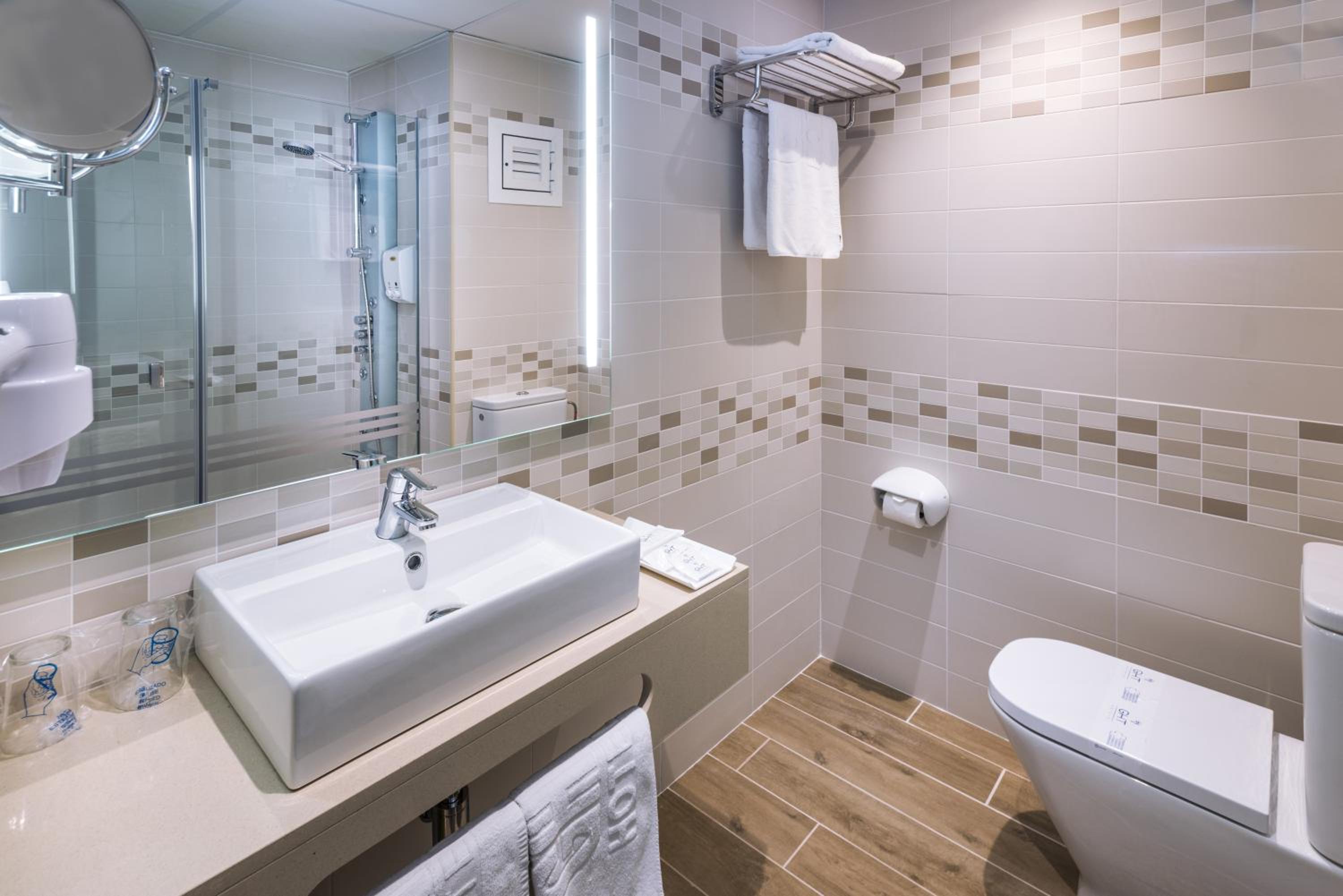 Twin Room with Balcony - Photo 8