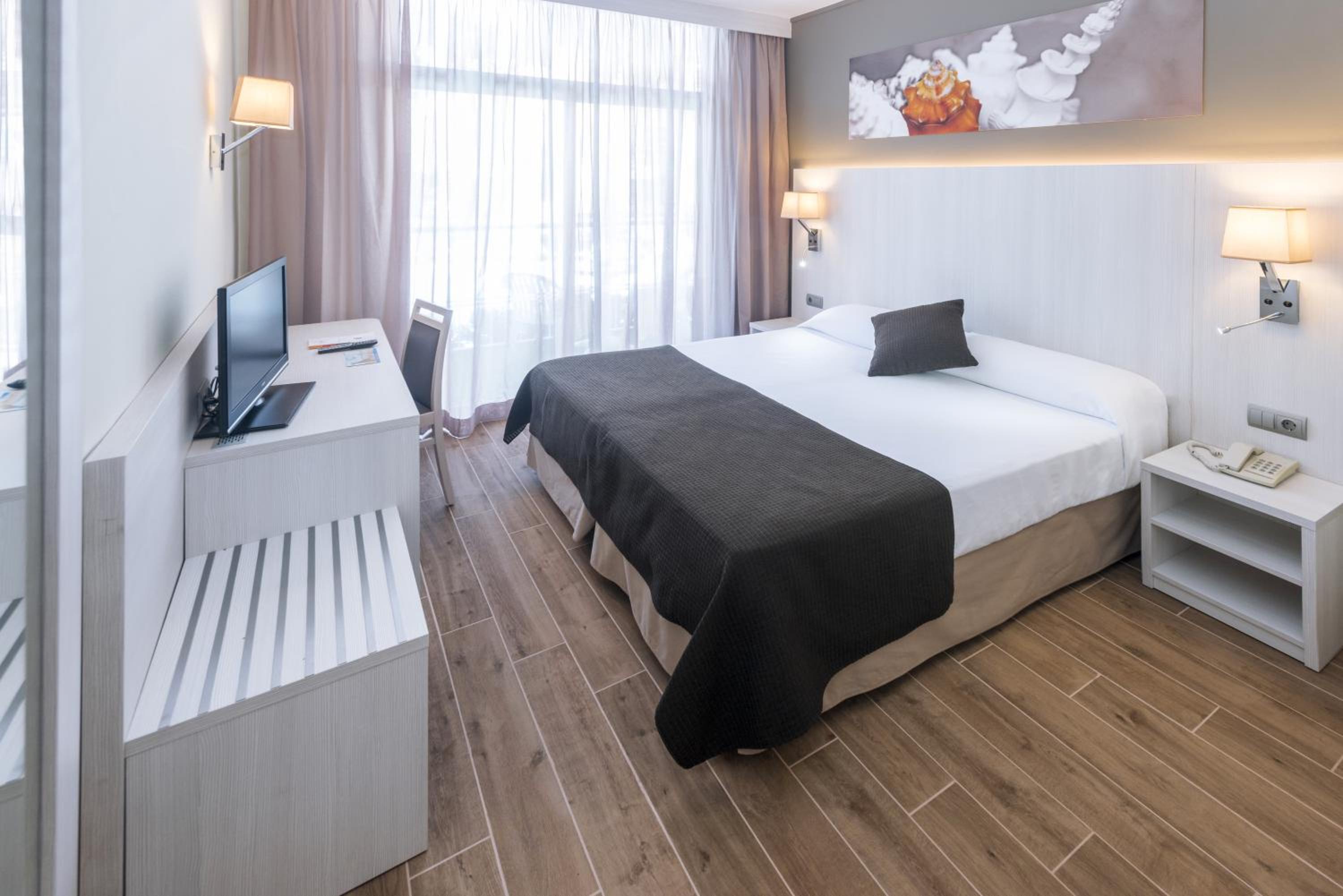 Twin Room with Balcony - Photo 9