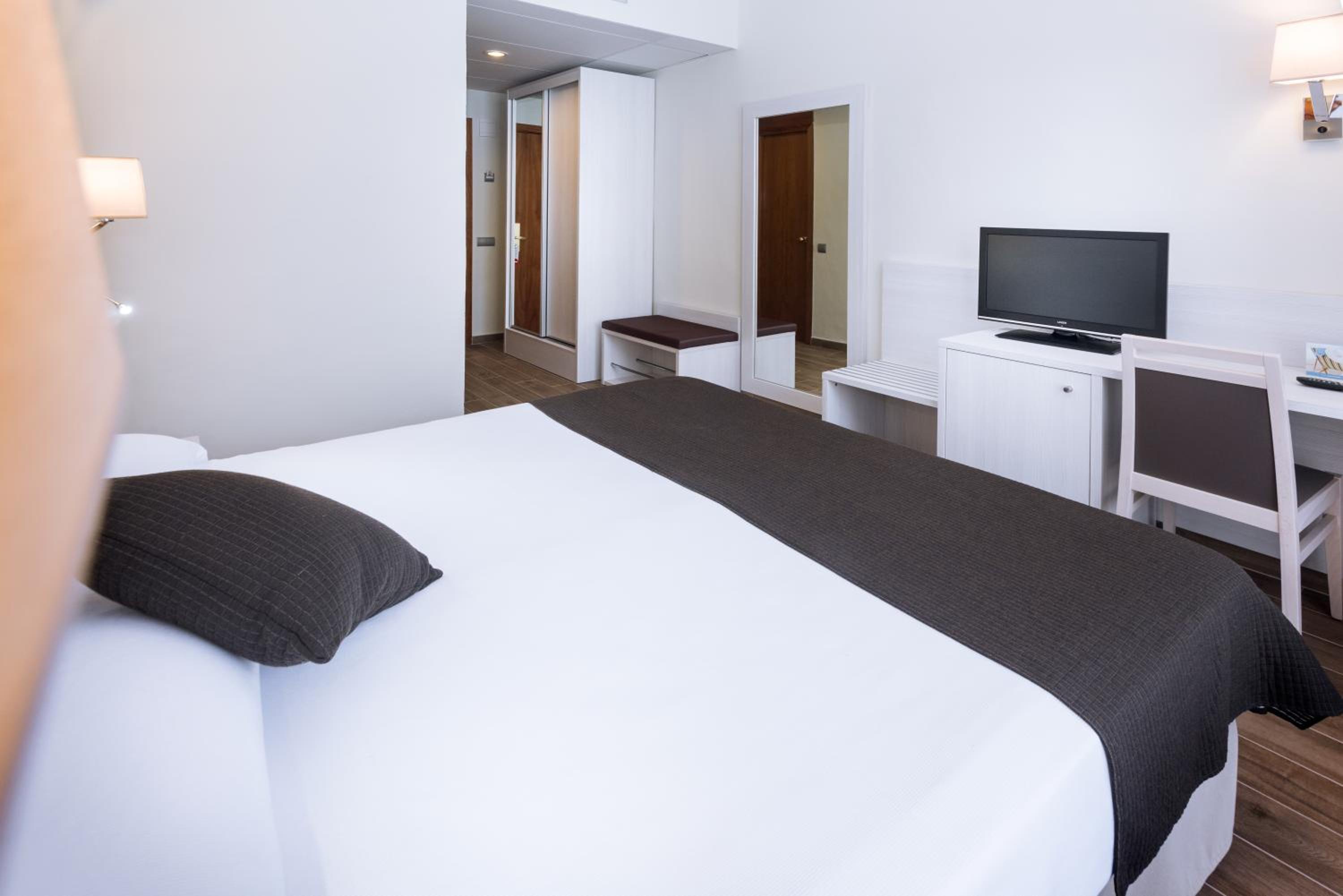 Twin Room with Balcony - Photo 4