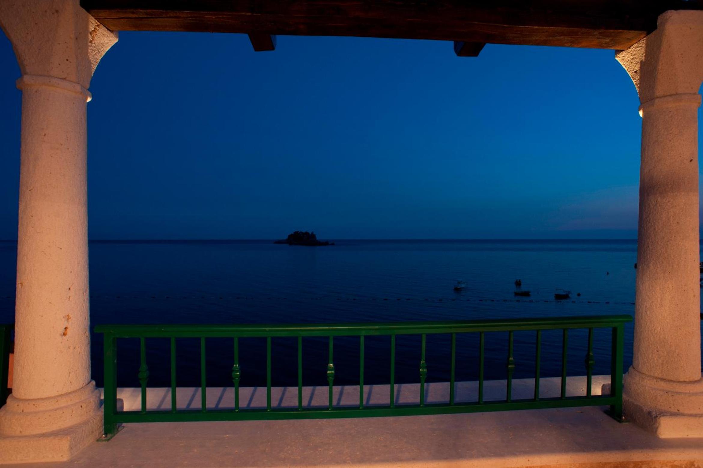 Luxury Two-Bedroom Apartment photo 2