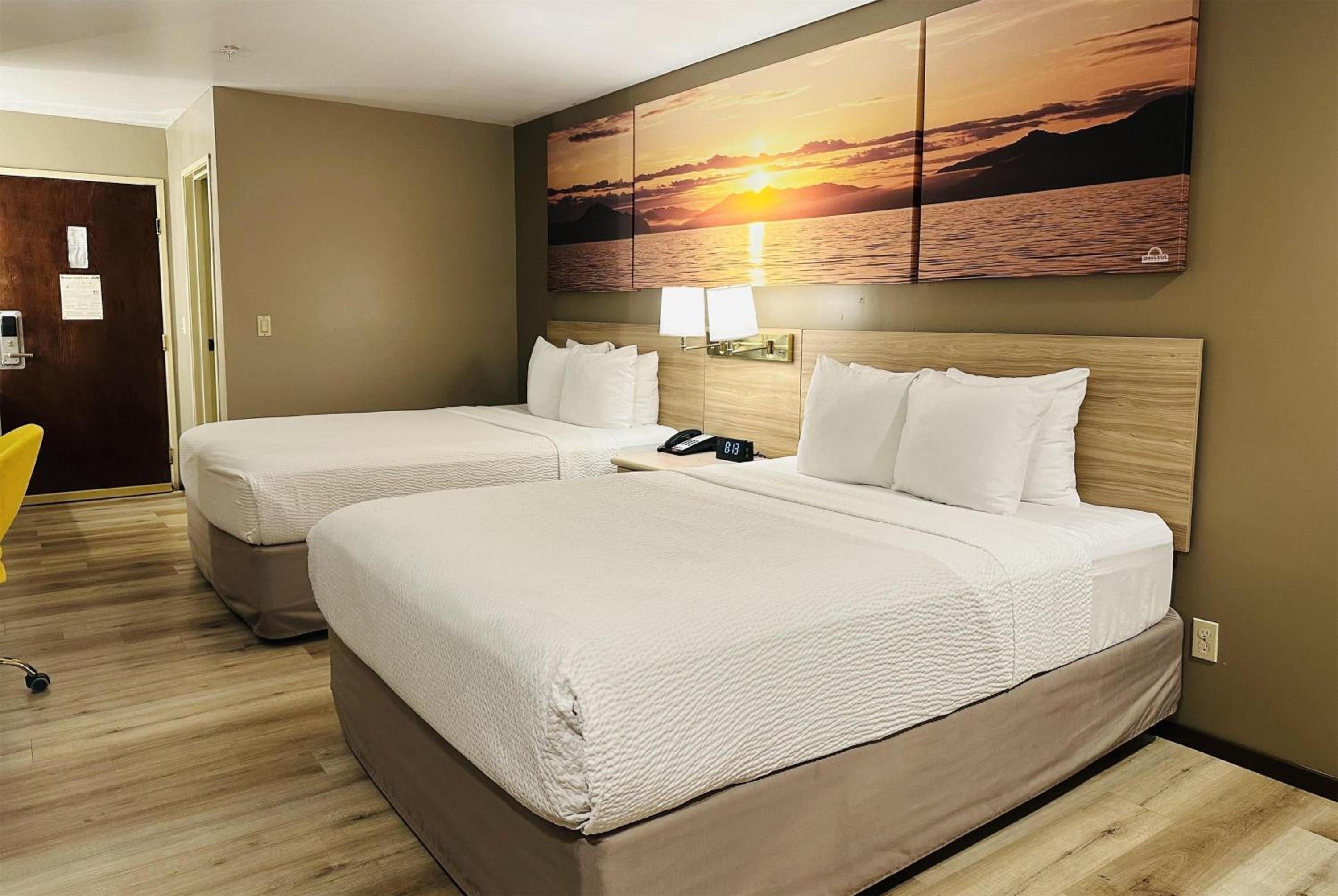 Deluxe Queen Studio with Two Queen Beds - Non-Smoking - Photo 2