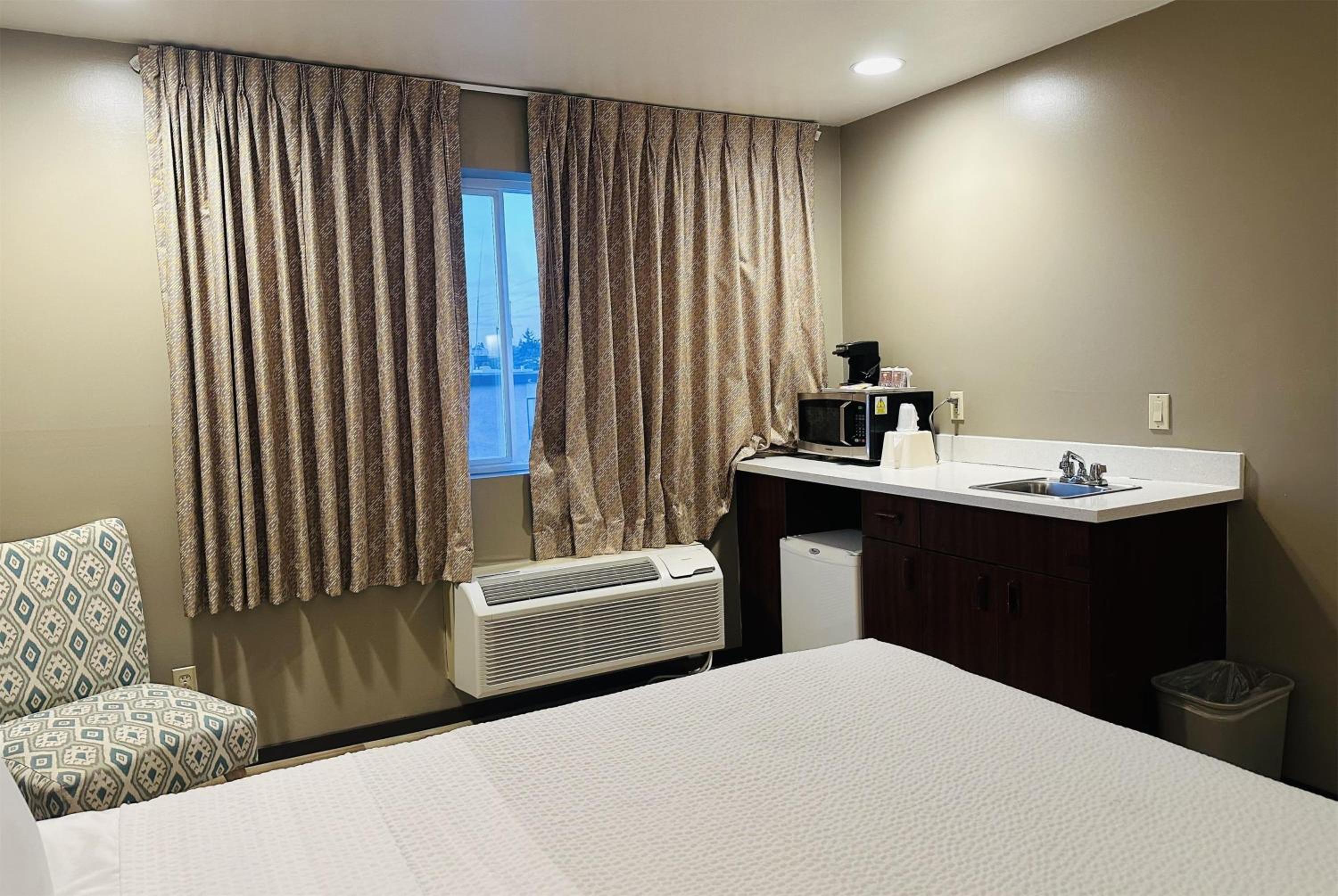 Deluxe Queen Studio with Two Queen Beds - Non-Smoking - Photo 3