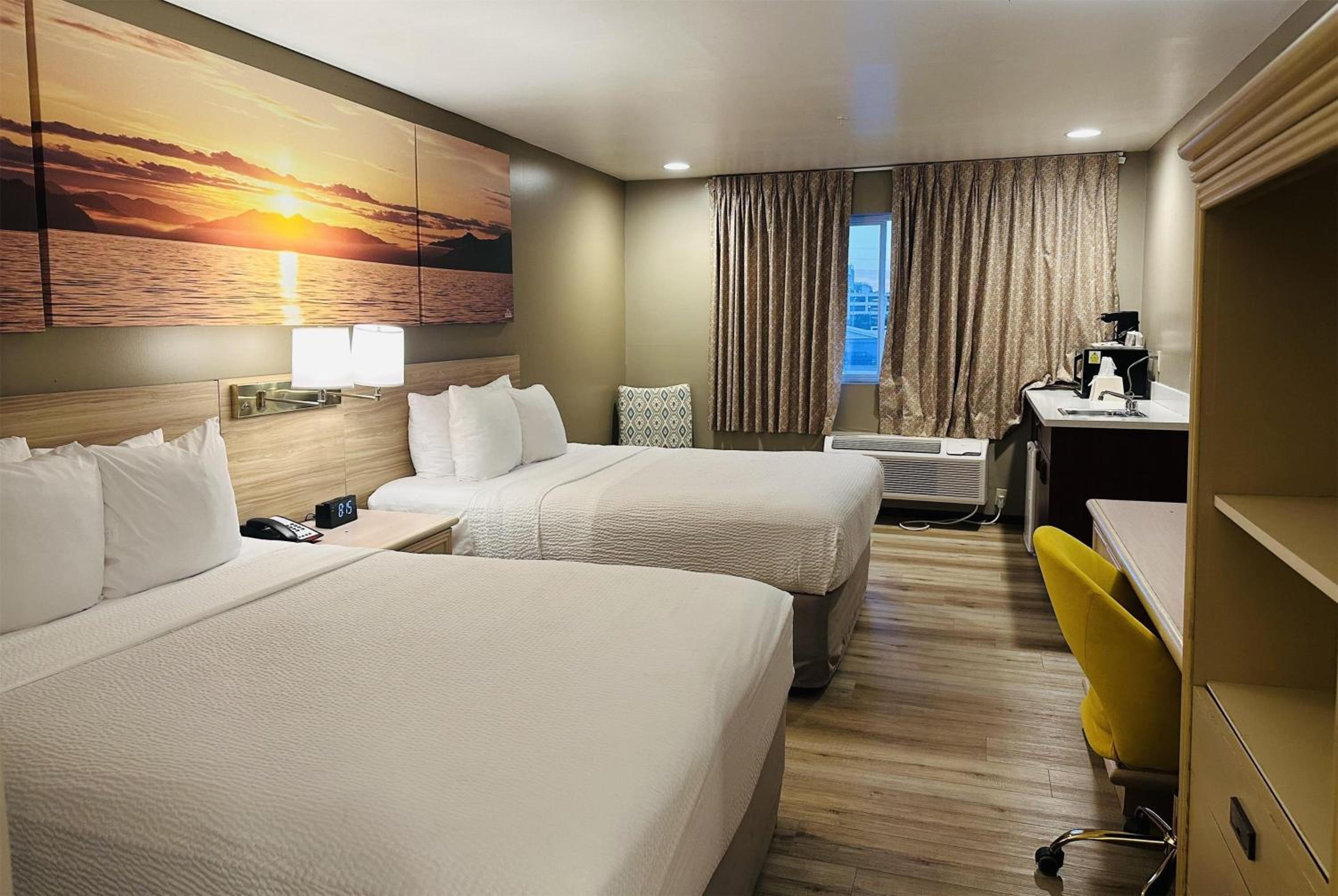 Deluxe Queen Studio with Two Queen Beds - Non-Smoking - Photo 4