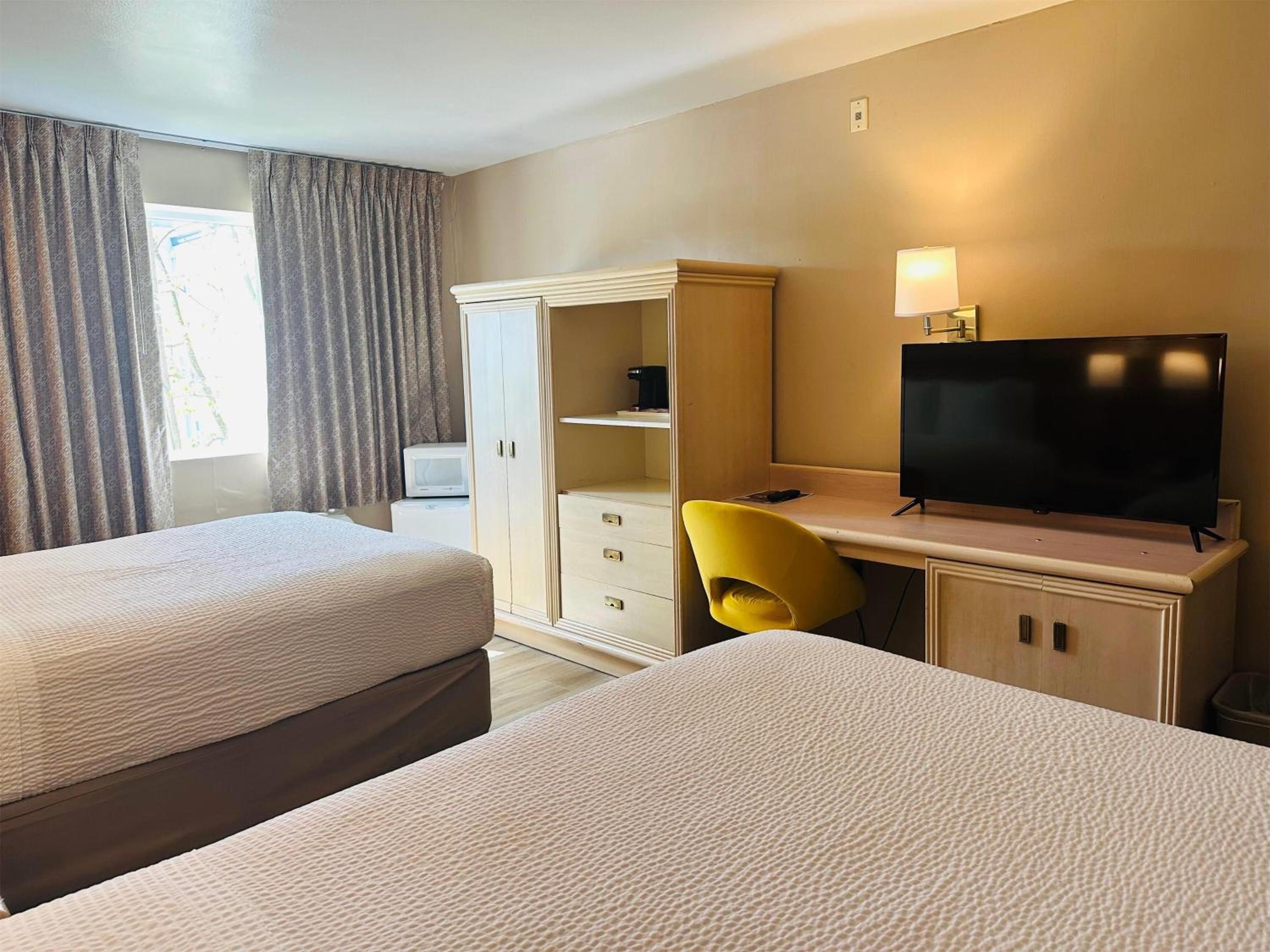 Double Room with Two Double Beds - Non-Smoking - Photo 3