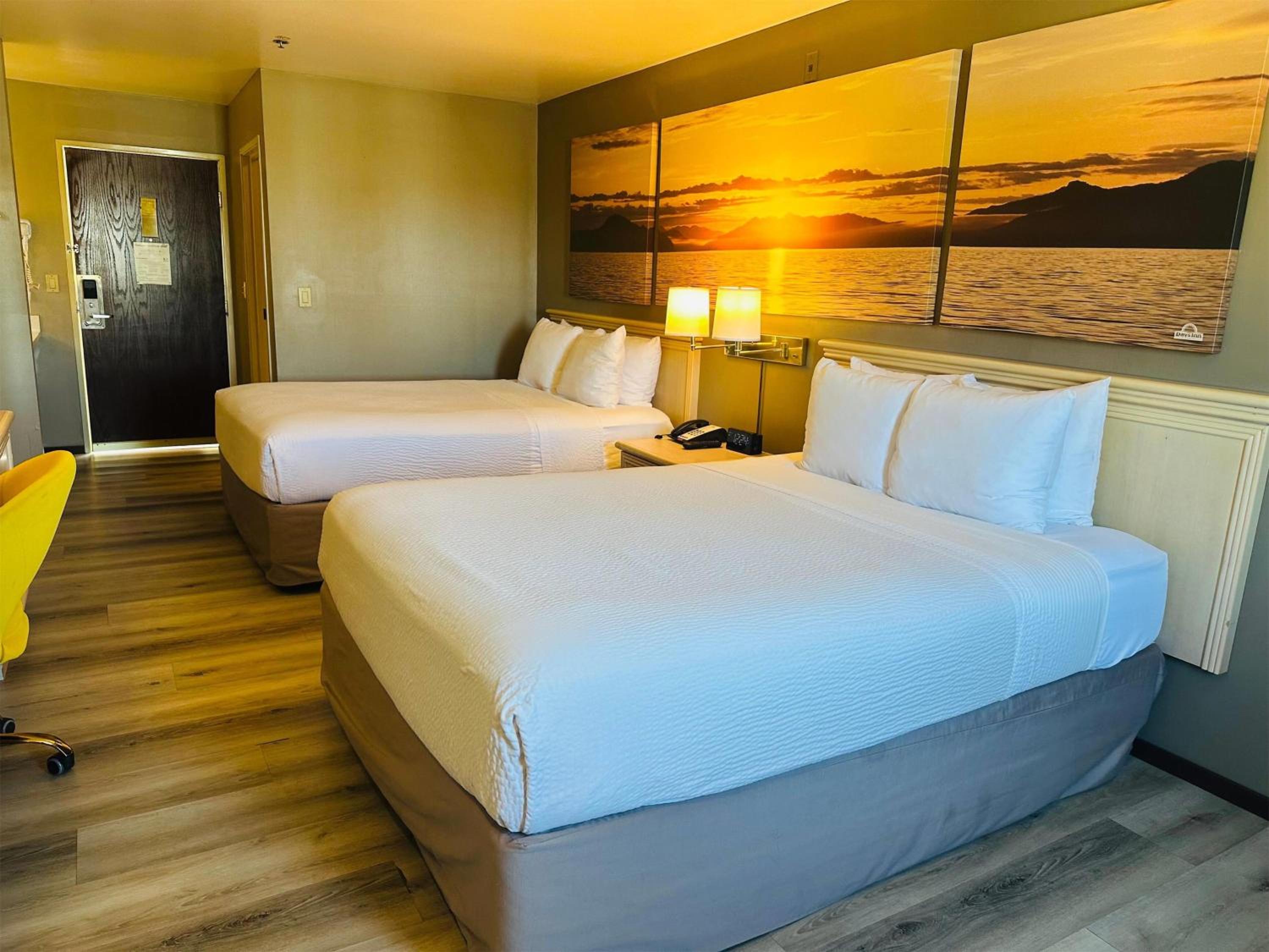 Queen Room with Two Queen Beds - Non-Smoking - Photo 2