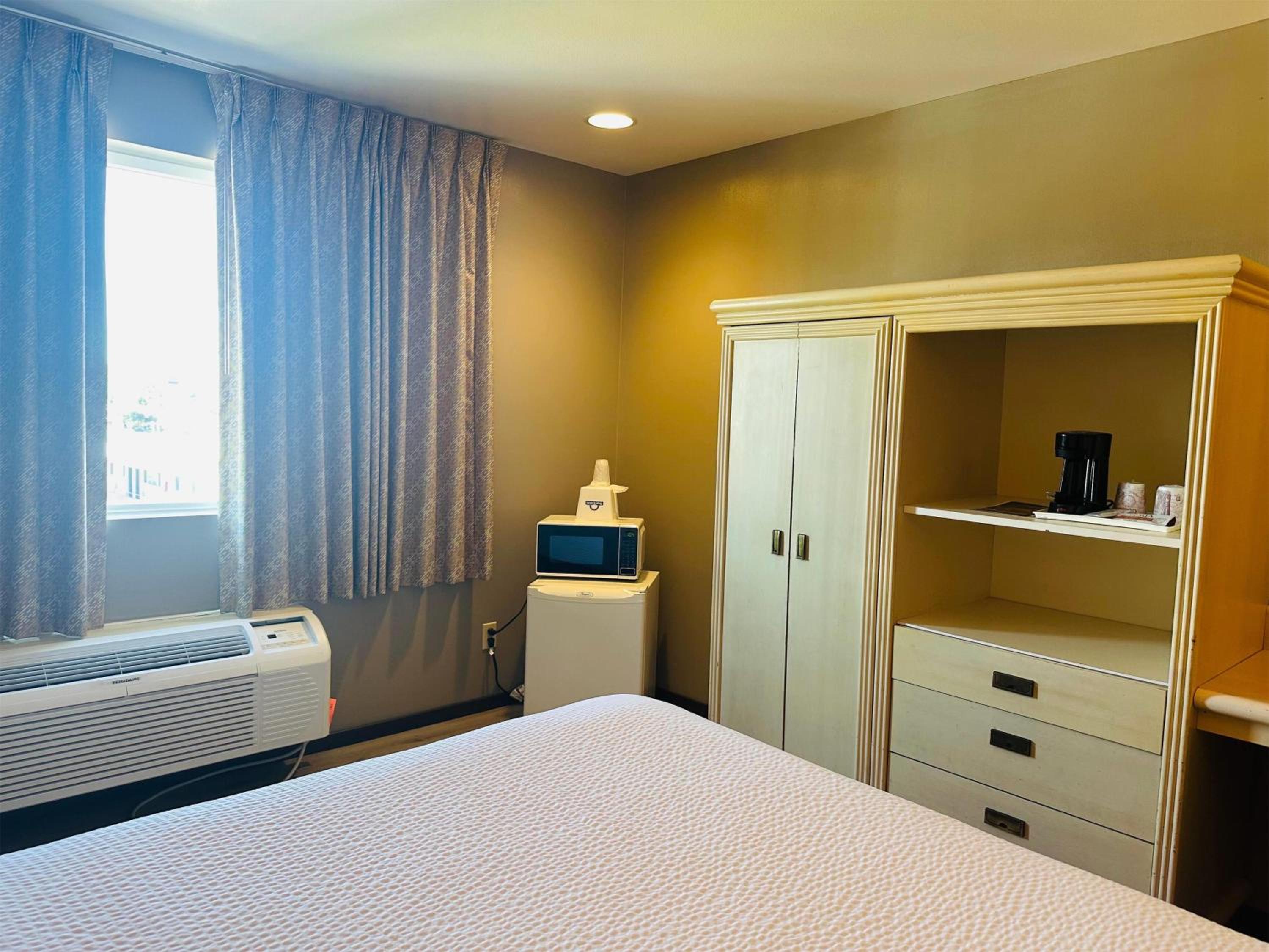 Queen Room with Two Queen Beds - Non-Smoking - Photo 3
