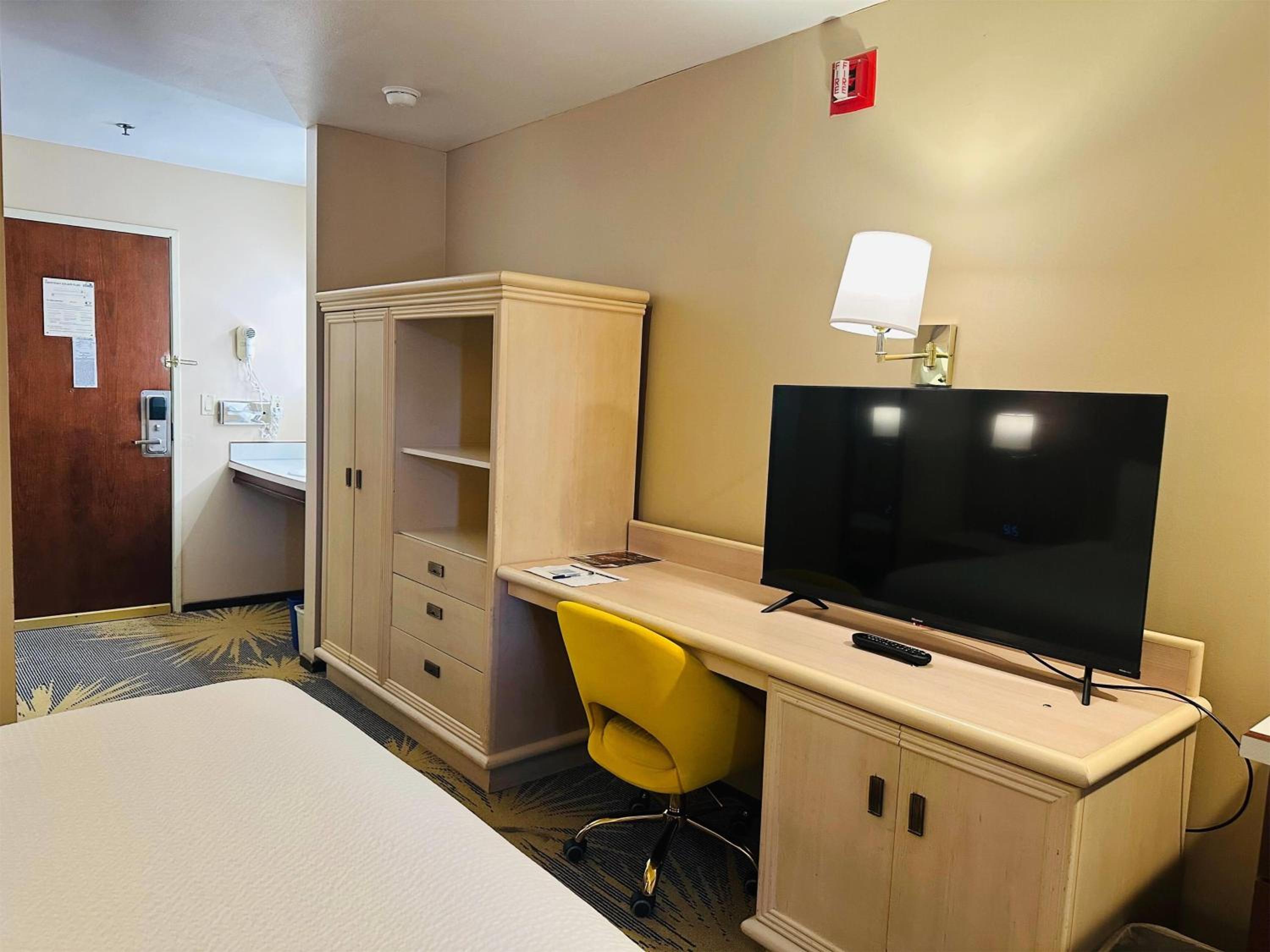 1 Queen Bed, Mobility Accessible Room, Bathtub w/ Grab Bars,Non-Smoking - Photo 2