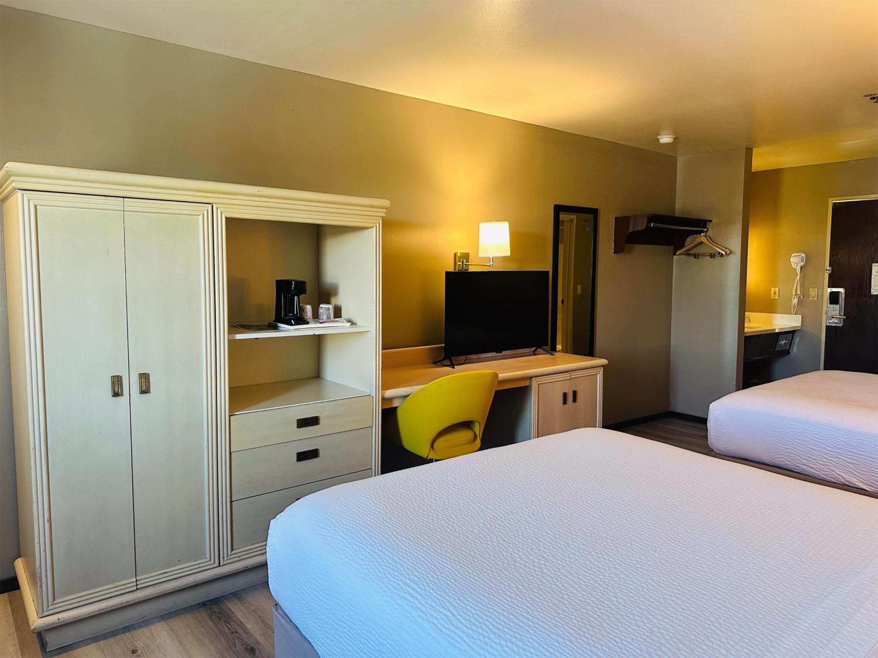 Queen Room with Two Queen Beds - Non-Smoking - Photo 4