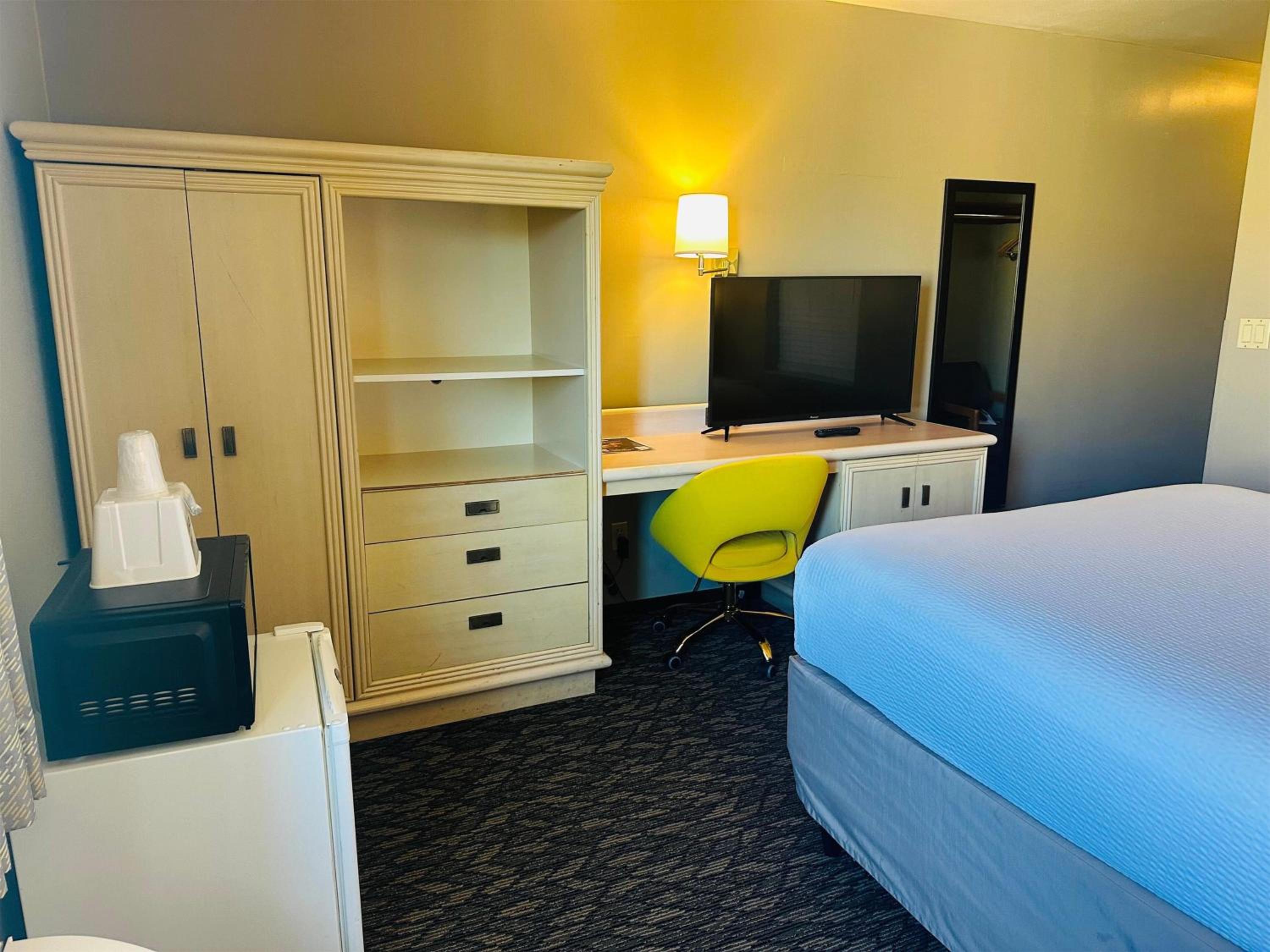 1 Queen Bed, Studio Suite, Non-Smoking  - Photo 1
