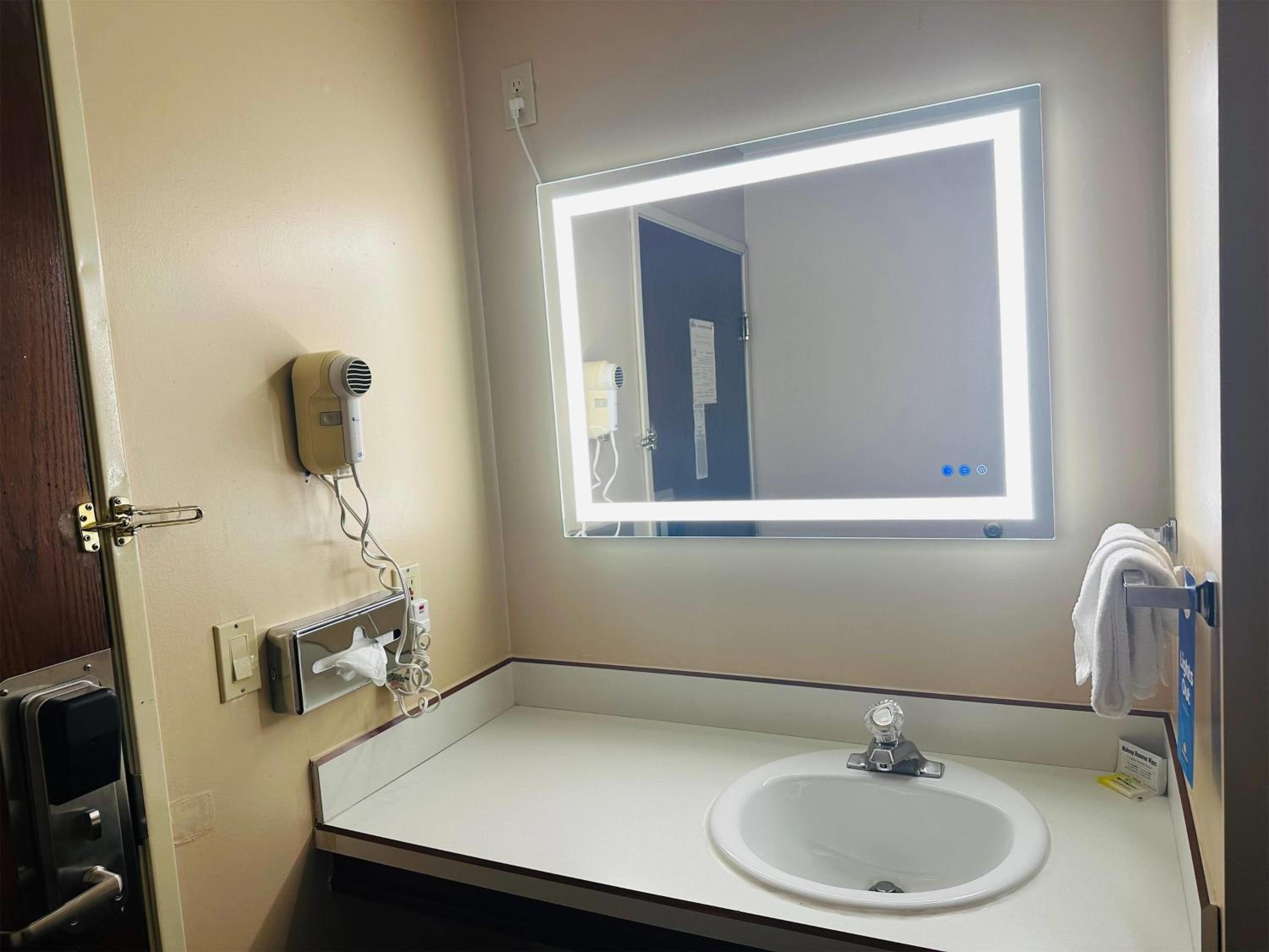 1 Queen Bed, Mobility Accessible Room, Bathtub w/ Grab Bars,Non-Smoking - Photo 4