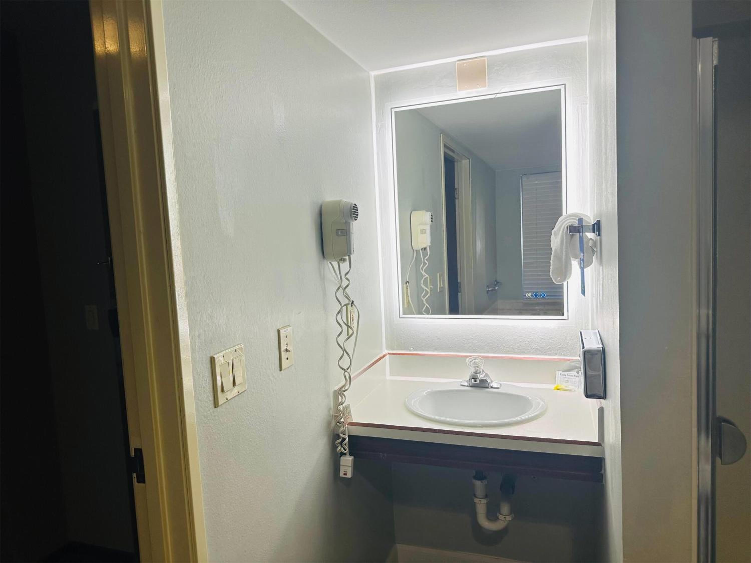 1 Queen Bed, Studio Suite, Non-Smoking  - Photo 3