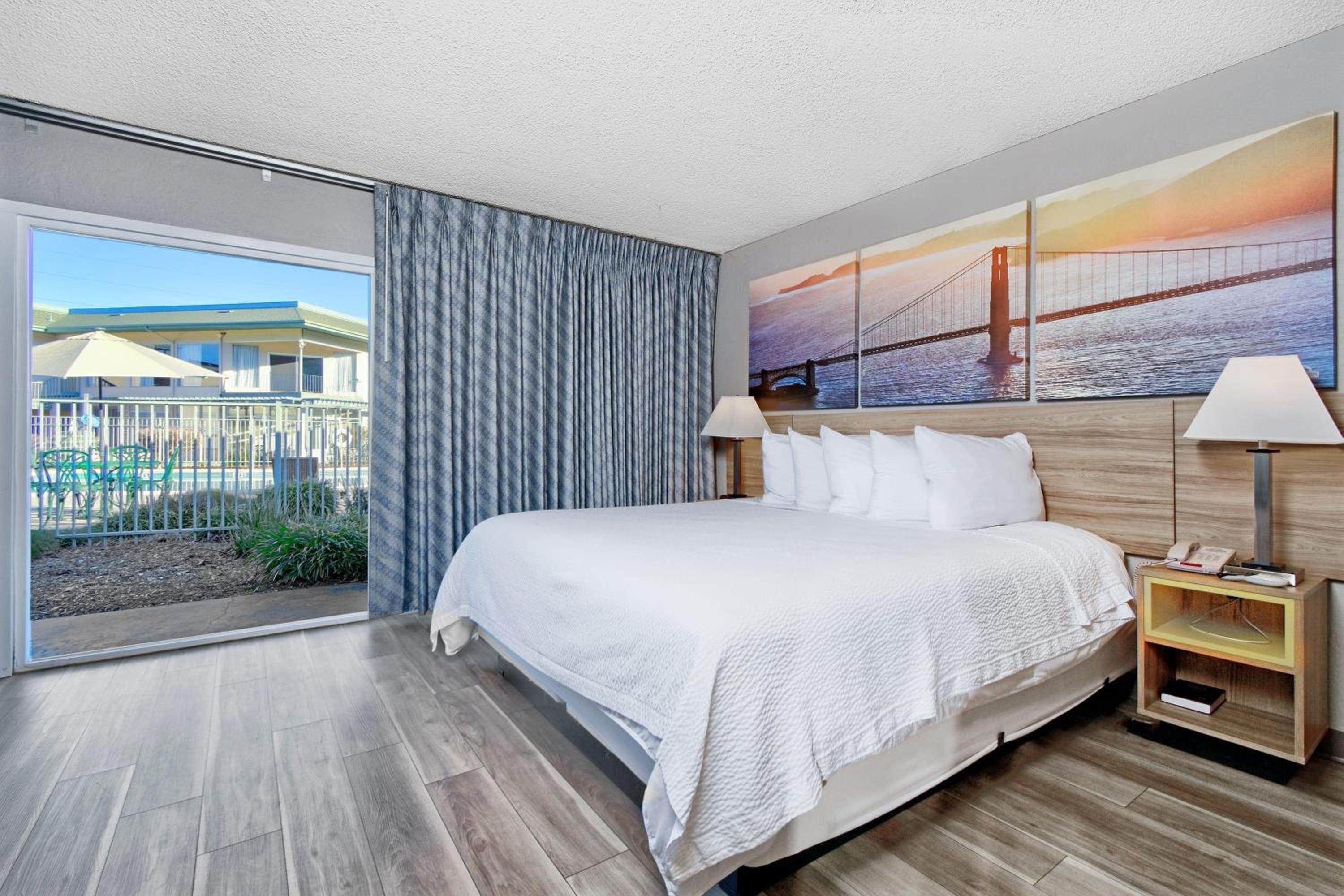 Business King Suite with Bathtub - Mobility Accessible/Non-Smoking - Photo 1