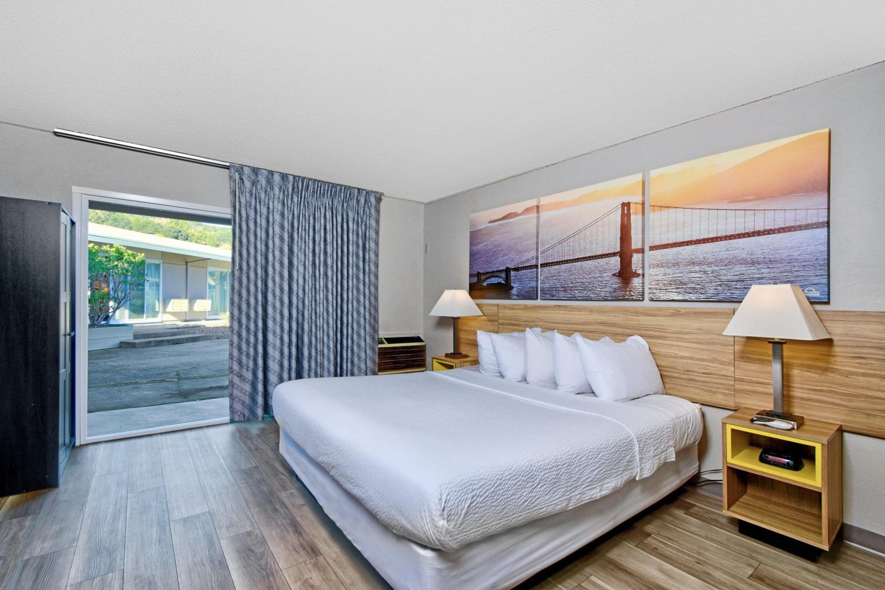 Deluxe King Suite with Roll-In Shower - Mobility Accessible/Non-Smoking - Photo 2