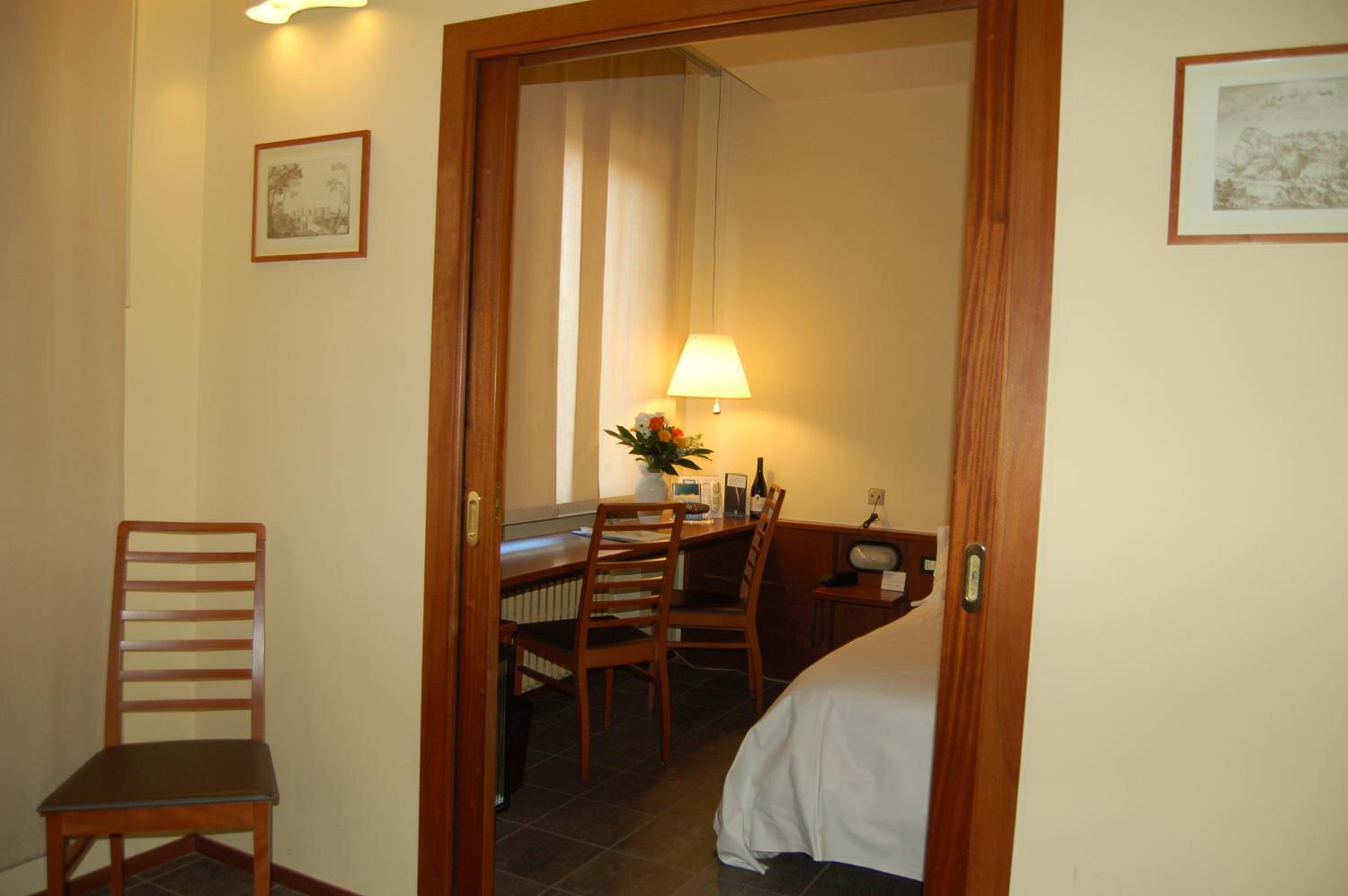 Standard Double or Twin Room - Photo 5