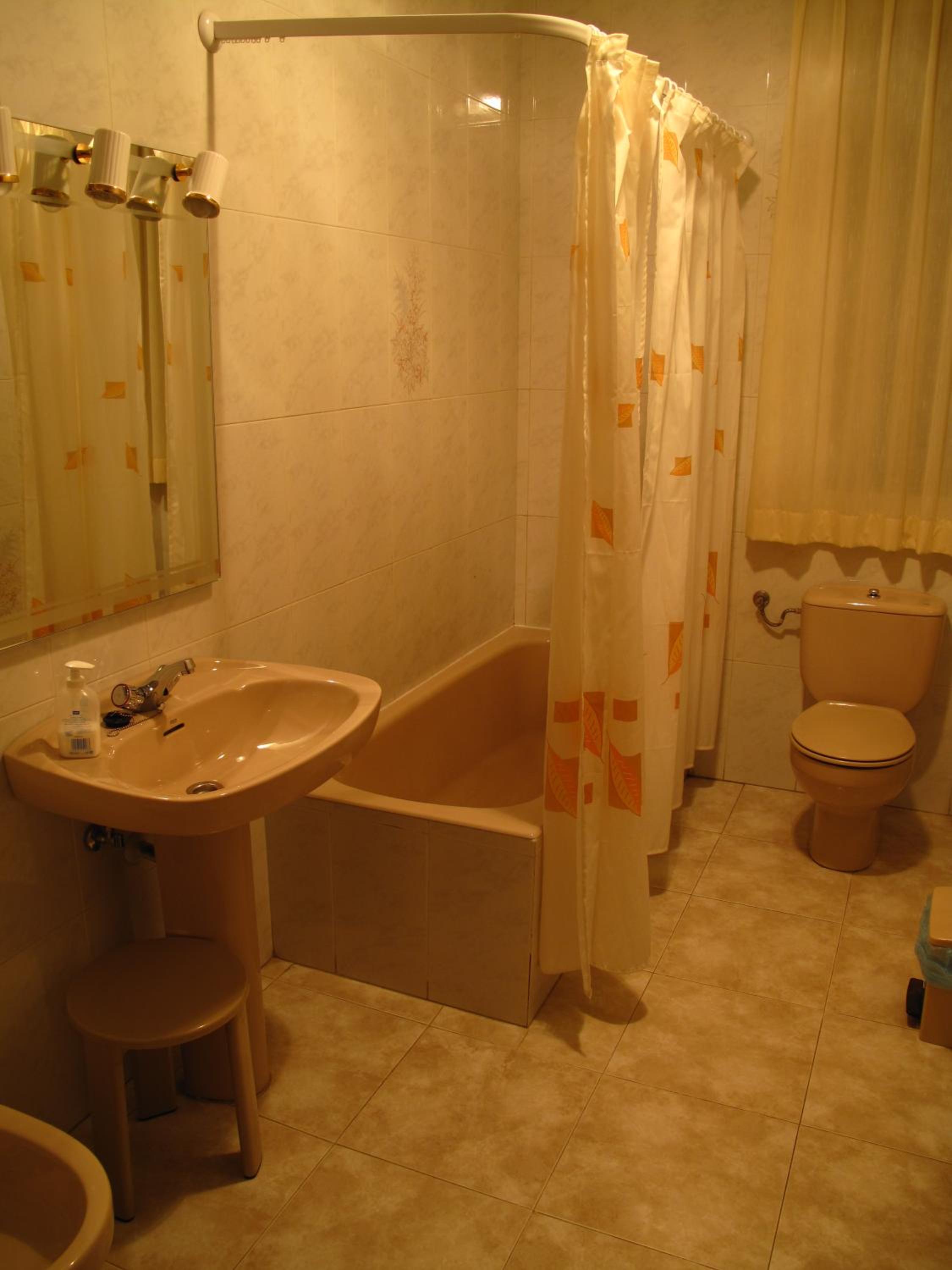 Single Room with Shared Bathroom photo 2