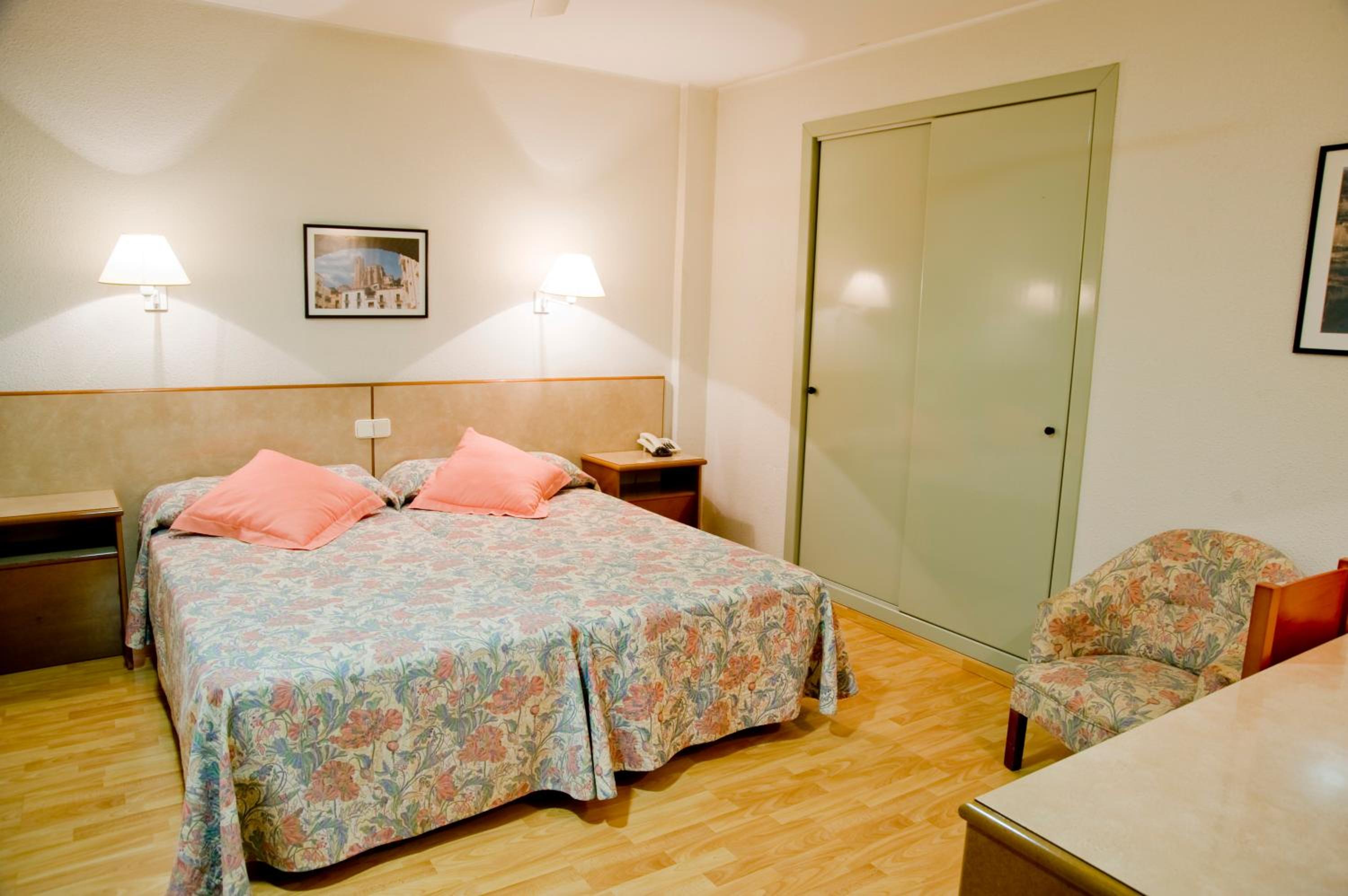 Double or Twin Room - Photo 4