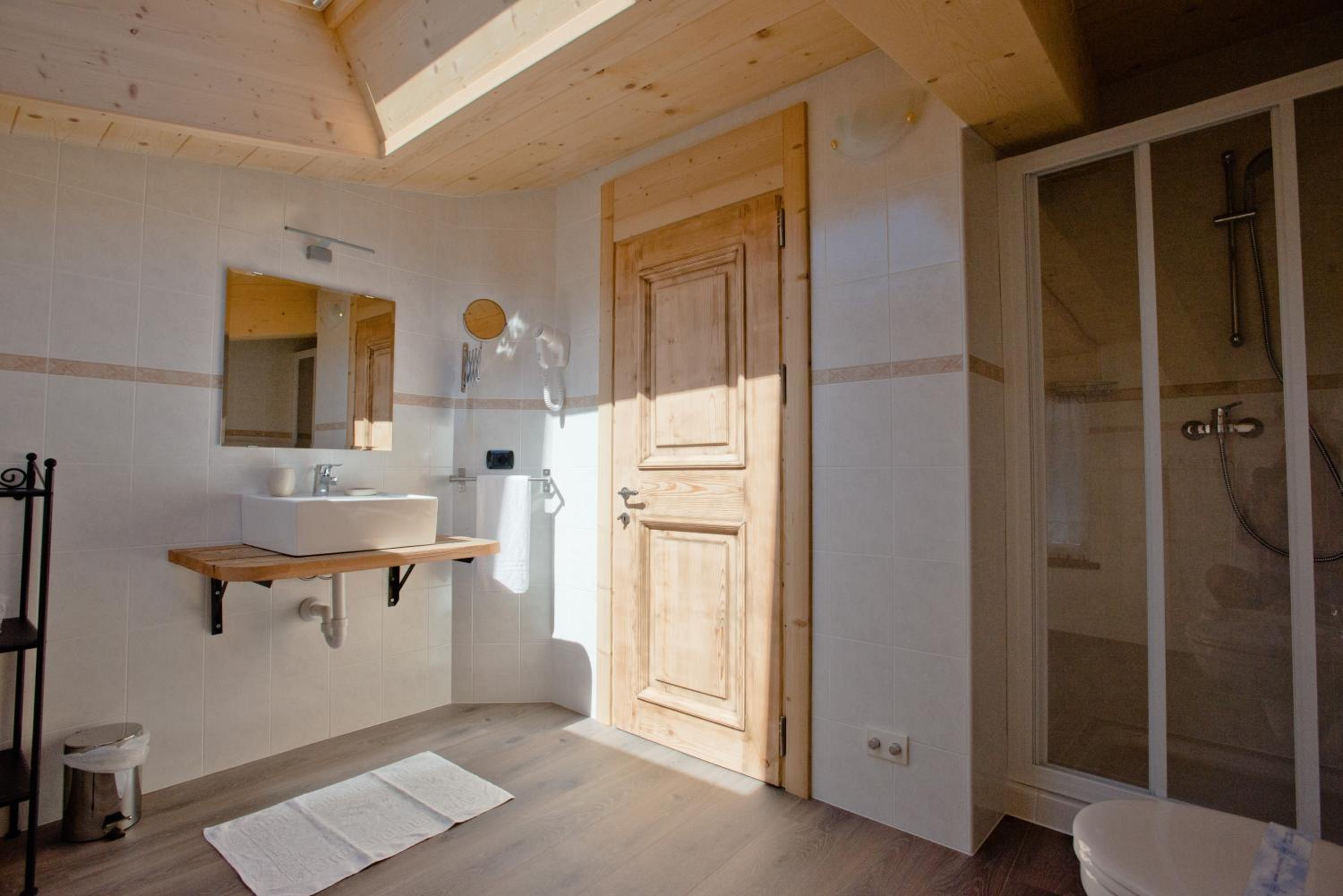Deluxe Double or Twin Room - Annex - Photo 12