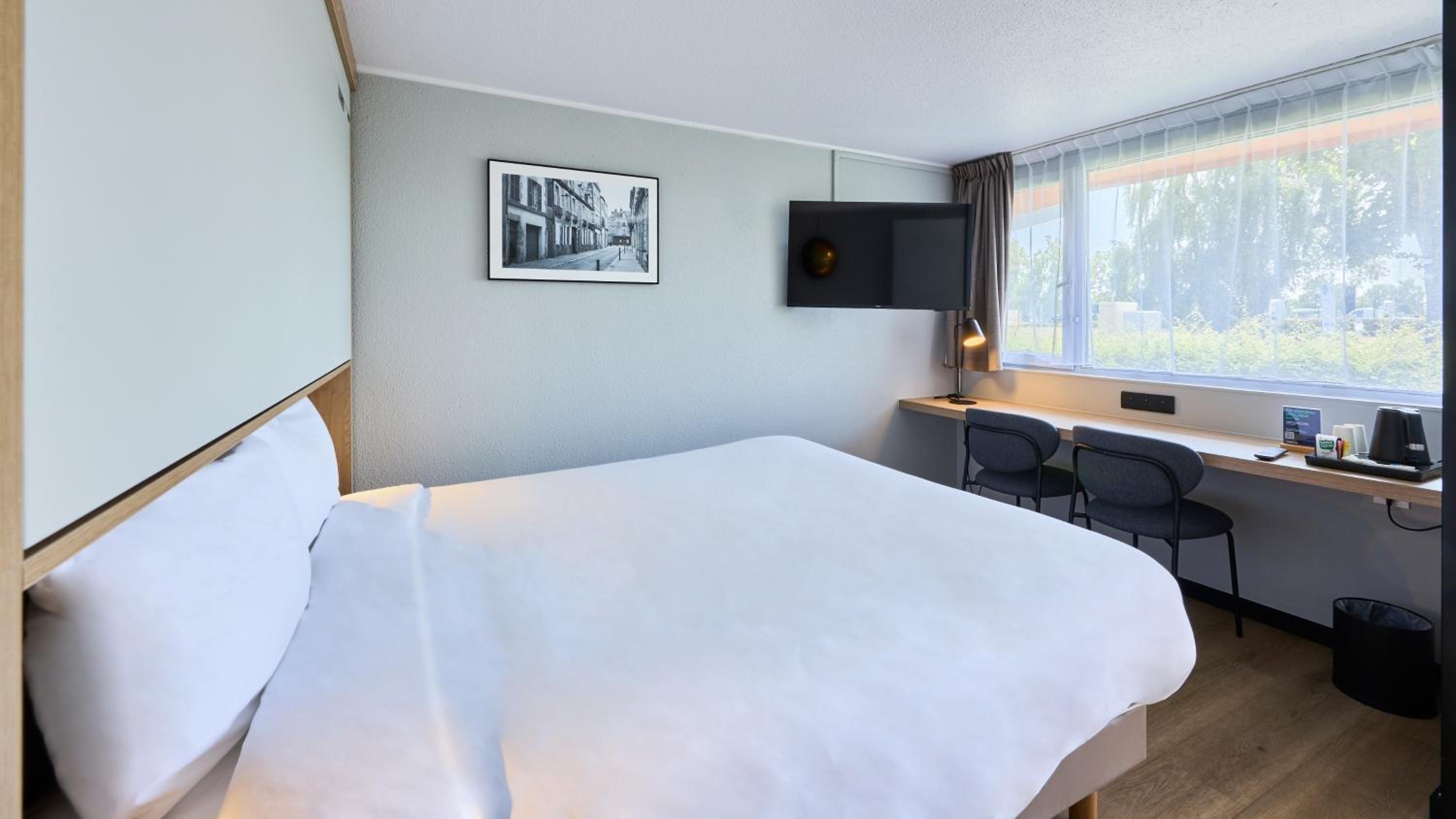 Standard Room - 1 Queen Bed 1 Bunk Bed - Photo 7