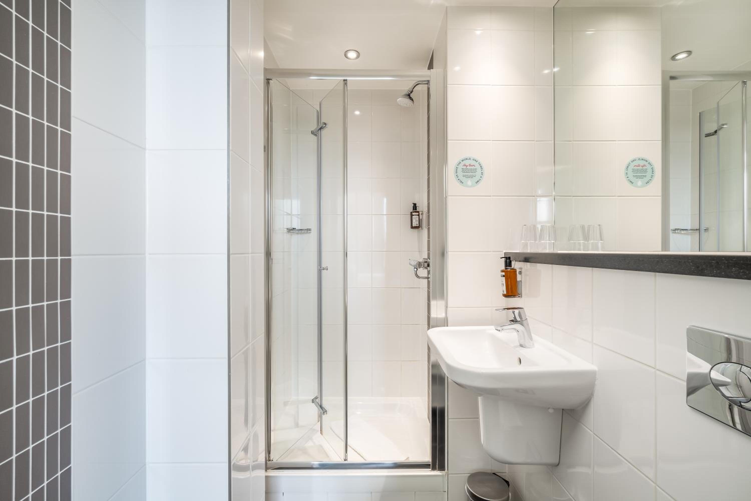 Classic Double Room - with Window photo 2