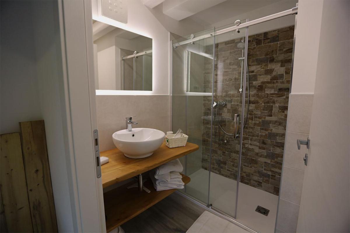 Deluxe Double Room with Balcony photo 2