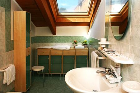 One-Bedroom Apartment - Attic photo 3