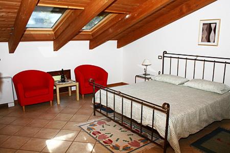 One-Bedroom Apartment - Attic photo 2