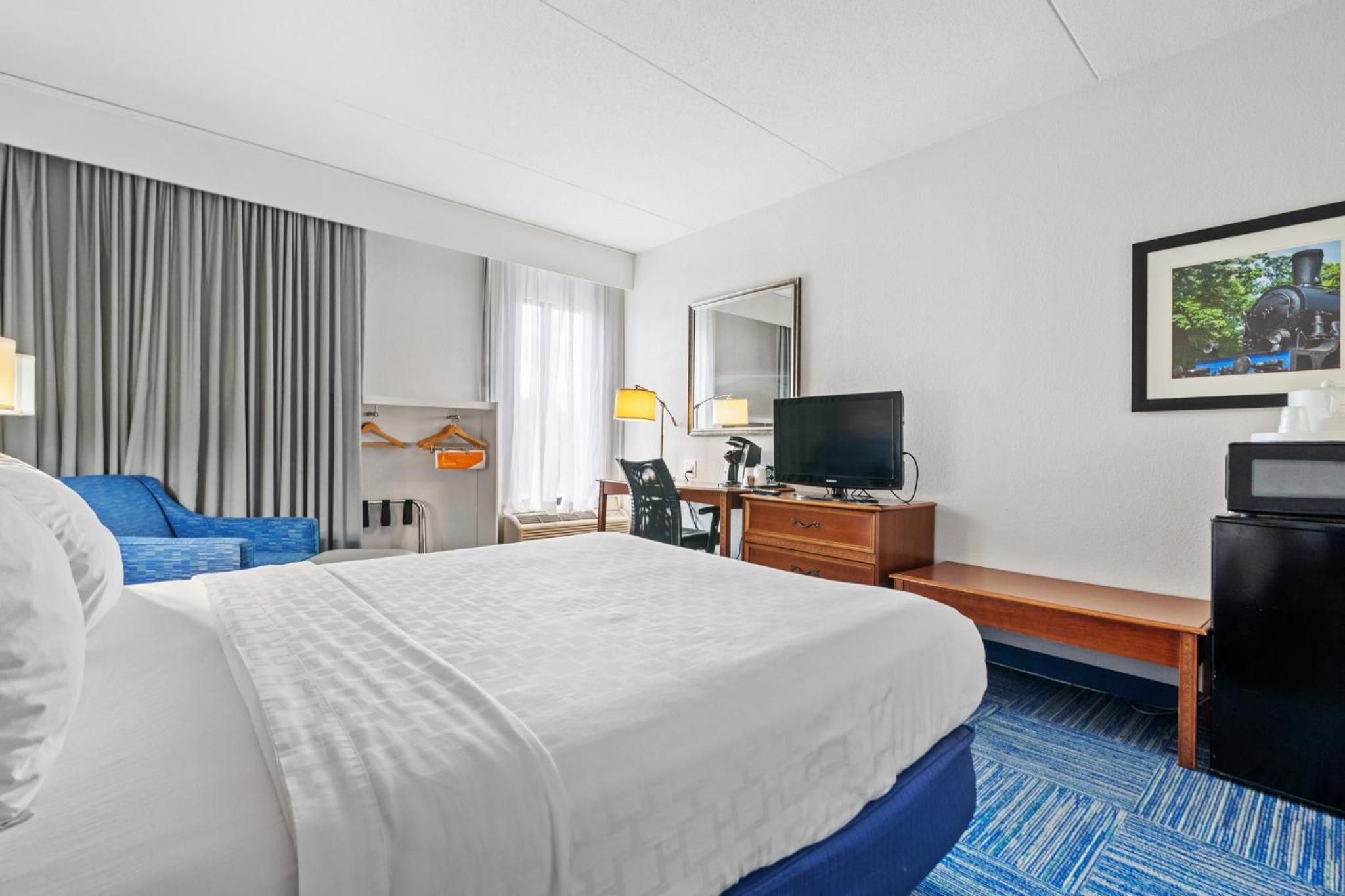 Deluxe Queen Room Disability Access Smoke Free - Photo 1